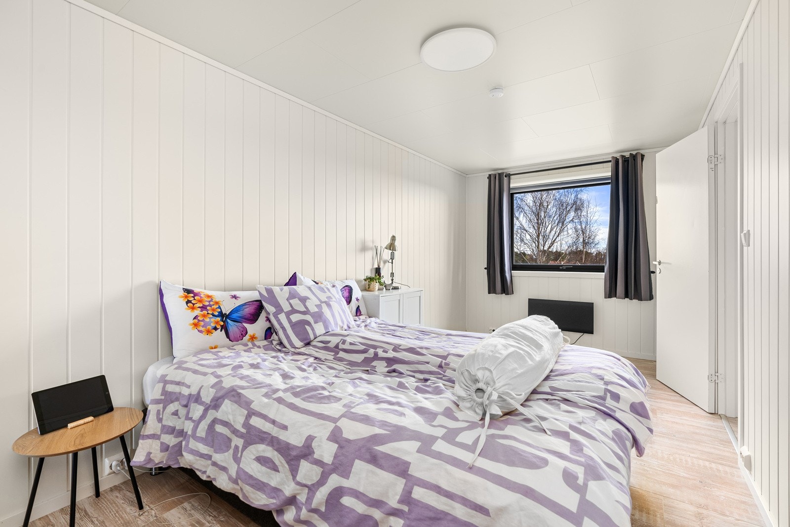 - Romslig soverom i hybel (deler av opprinnelig bod er omgjort til større rom)- Galleribilde