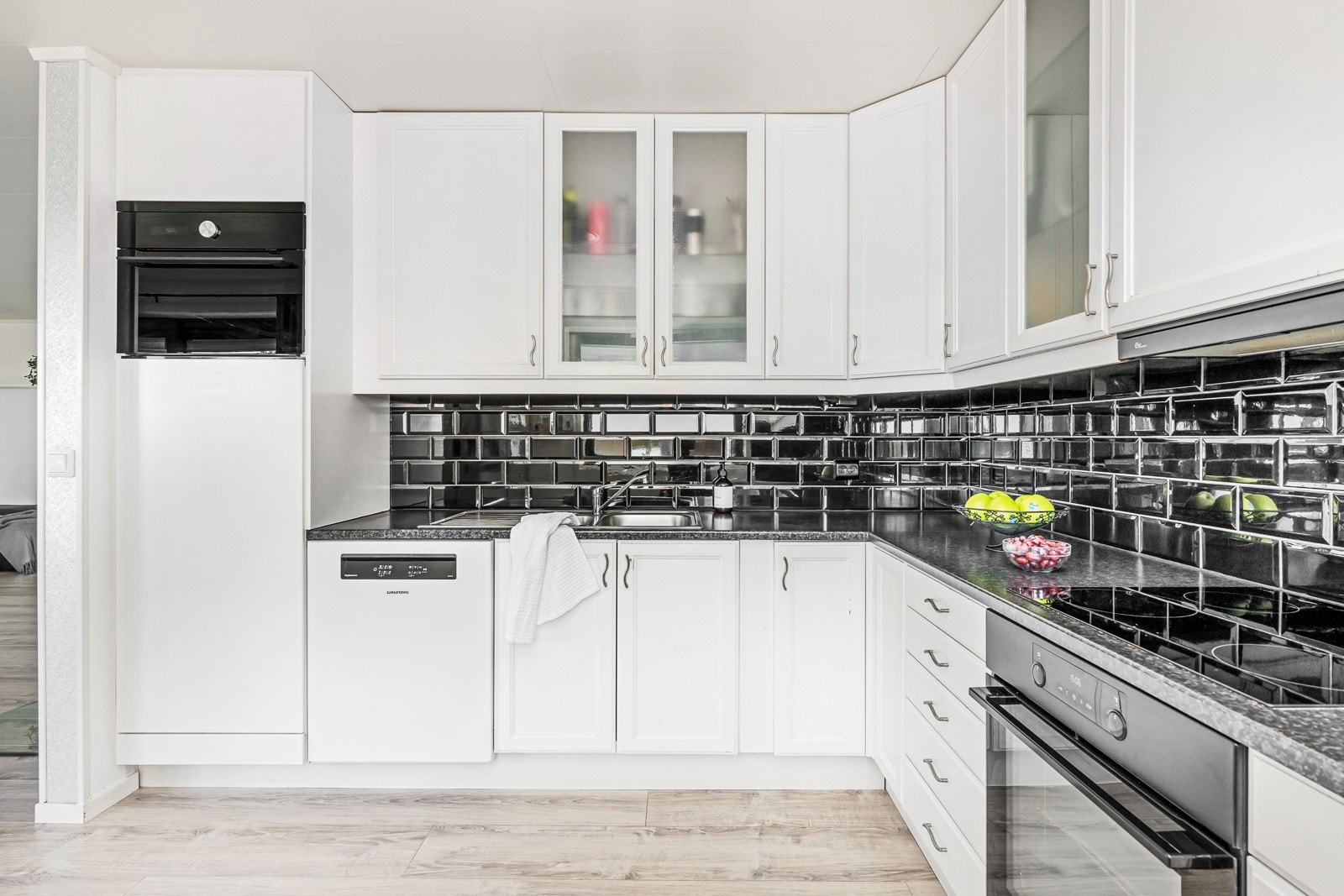 - Alle hvitevarer er integrert (bortsett fra kjøleskap), som vil medfølge handelen til glede for nye eiere - Galleribilde