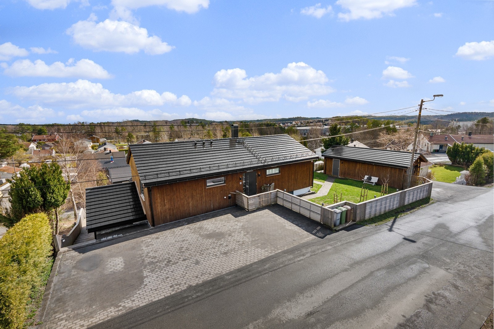 - Boligen er svært innholdsrik og måler 203m² i BRA | Ryddig inngangsparti med asfaltert gårdsplass - Galleribilde