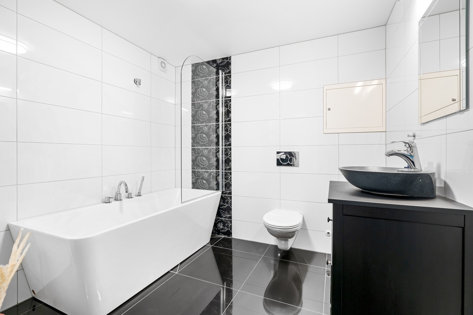 - Enda et flott bad med badekar i underetasjen - Galleribilde