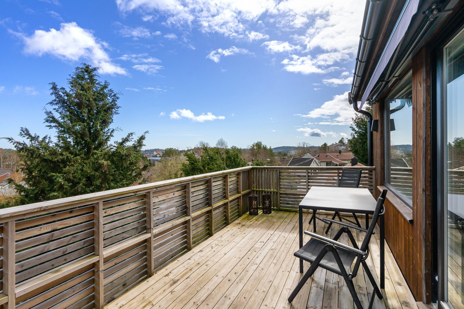 - Direkte fra stuen kommer du ut til terrassen | Fine solforhold med lite innsyn - Galleribilde