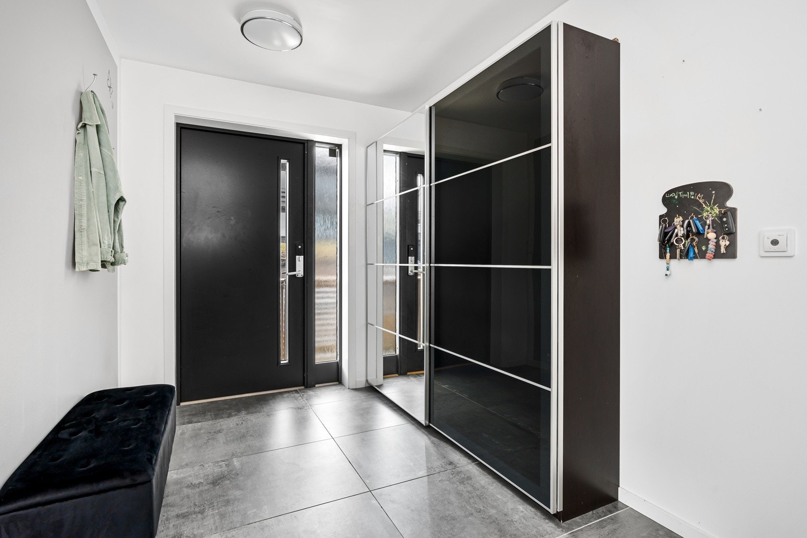 - Velkommen inn| Innbydende gang med flislagt gulv og varmekabler - Galleribilde