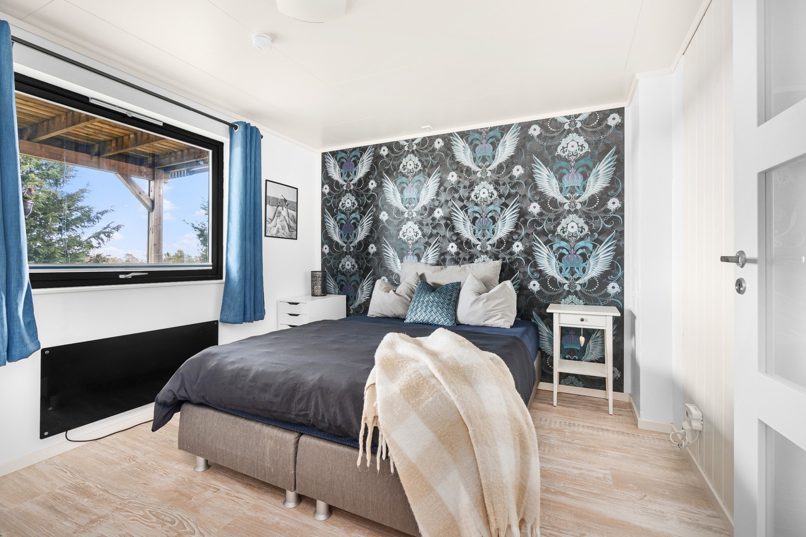 - Det er også to soverom i underetasjen | Romslige soverom med god plass til garderobeskap - Galleribilde