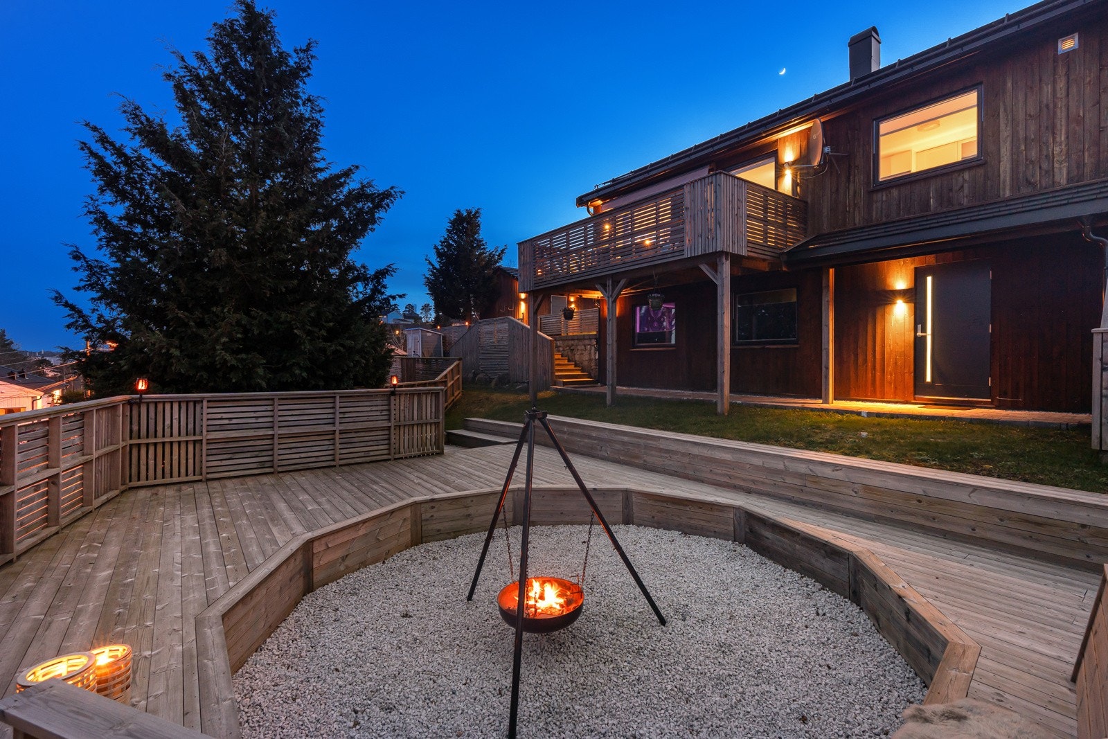 - Velkommen til en spennende og betydelig oppgradert bolig i Konglveien | Etablert og rolig nabolag i familievennlig område - Galleribilde