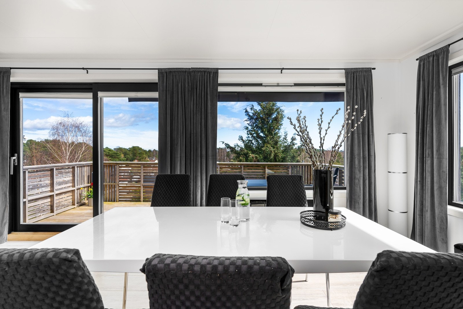 - Sjenerøse vindusflater i stuen - Galleribilde