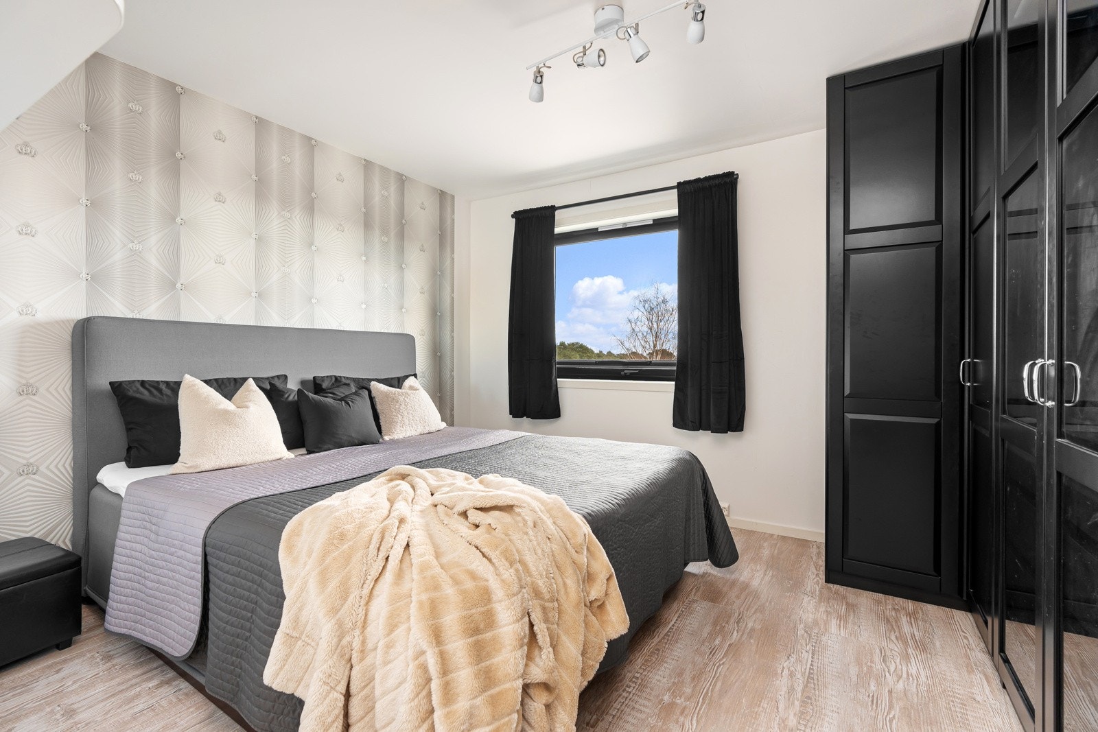 - Soverom 2 er av romslig størrelse | Gode garderobeløsninger - Galleribilde