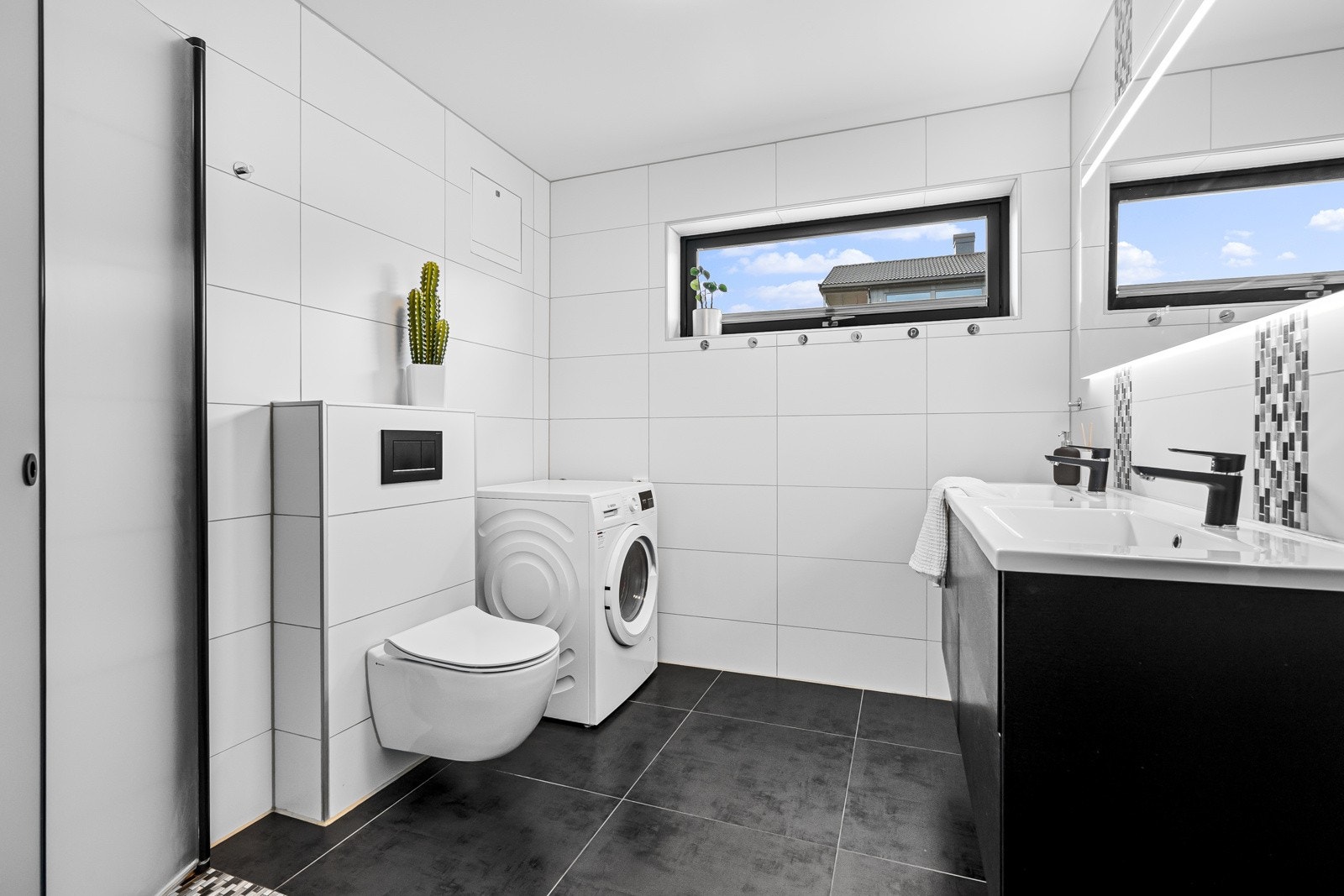 - Boligen har 2 bad (pluss eget i hybel/praktikantdel) | Her avbildet av badet i første etasje med moderne og tidløs standard - Galleribilde