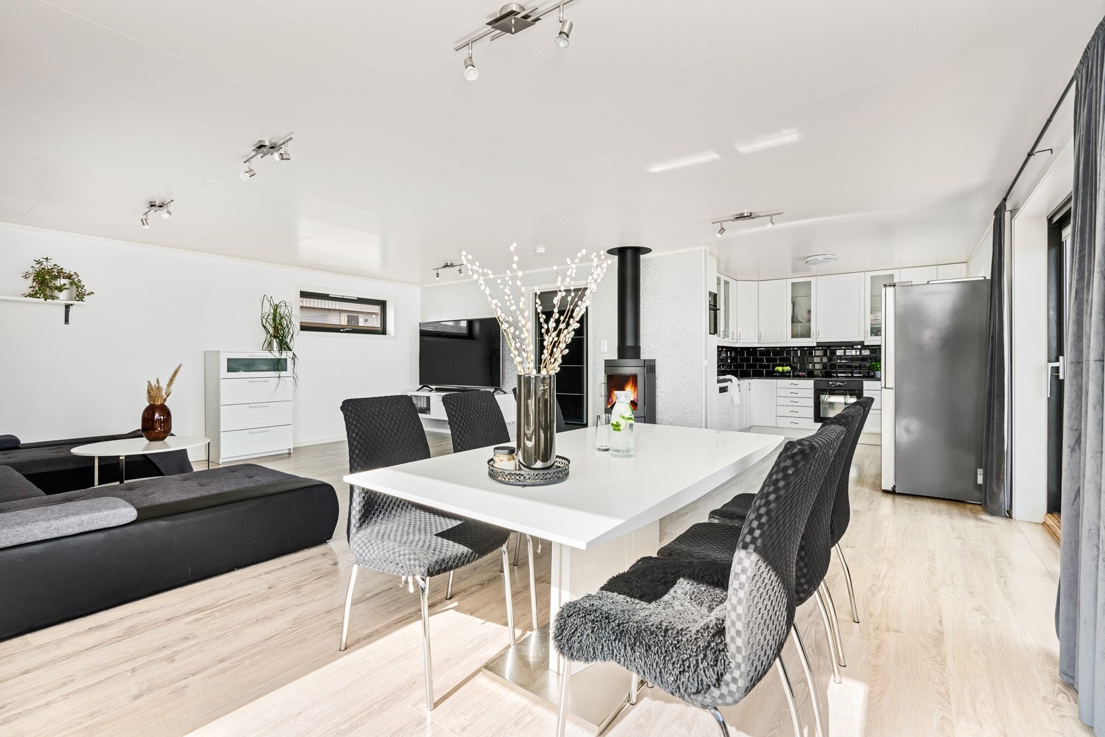 - God plass til spisebord | Nærme kjøkken, som også kan gjøre det enkelt for servering - Galleribilde