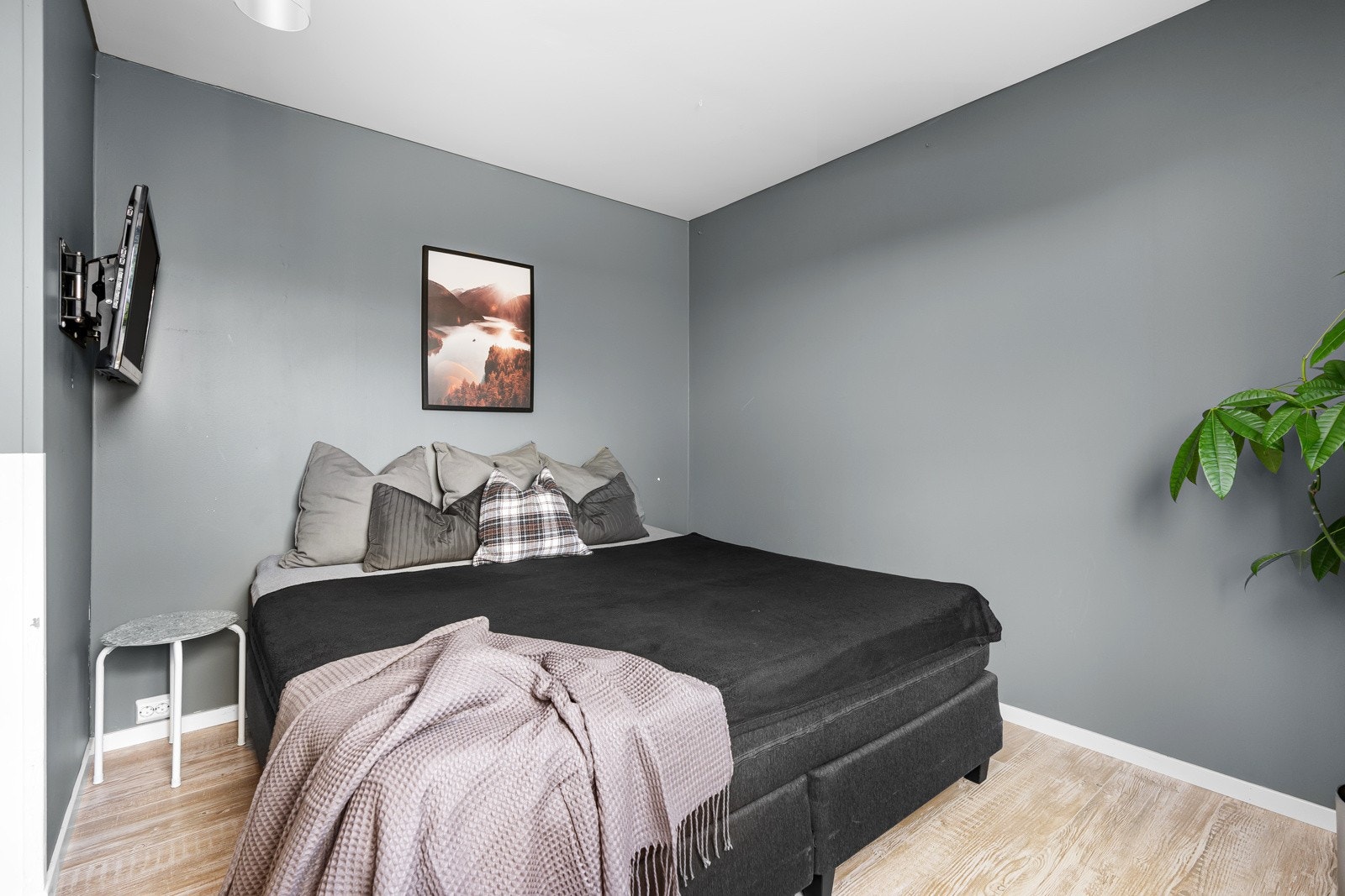 - I samme etasje finner vi også to gode soverom | Rommet er også malt i moderne fargevalg - Galleribilde