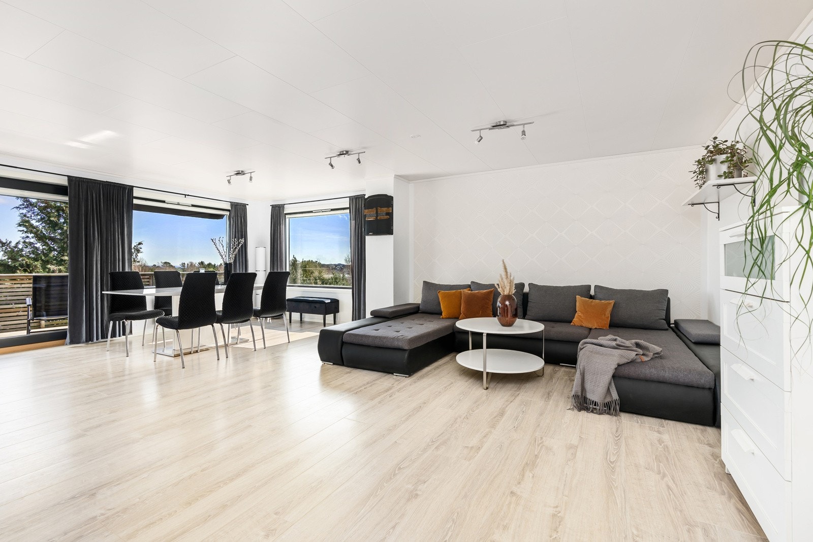 - Stuen er meget romslig | Rikelig med plass, som gjør at man kan innrede slik man ønsker - Galleribilde