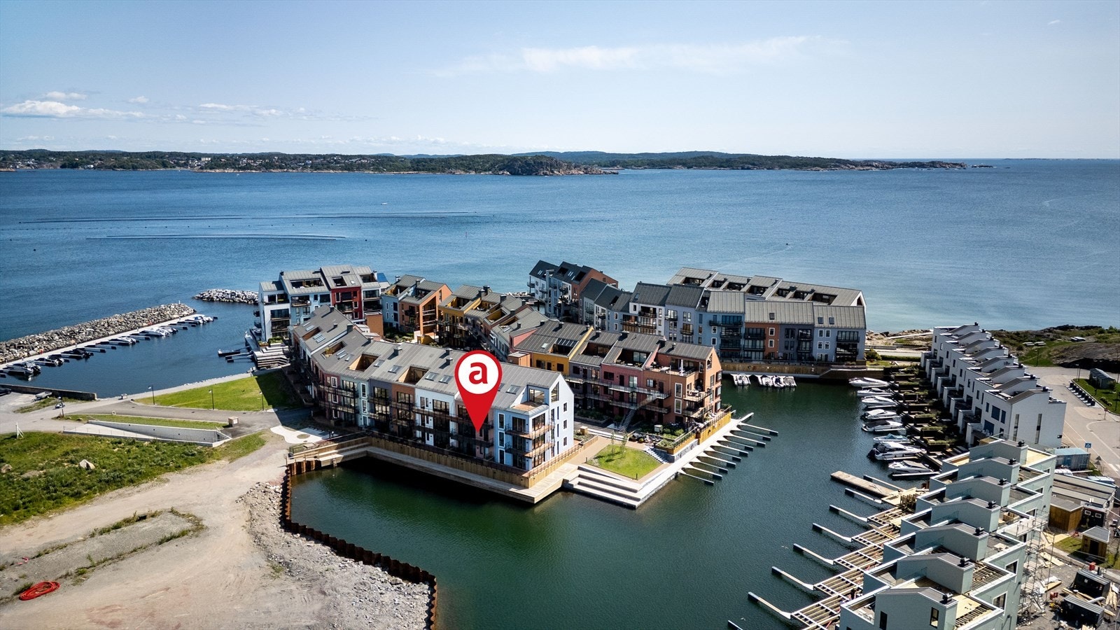 Leiligheten har en gunstig plassering i bygget med gode solforhold og flott utsikt til kanalen Galleribilde