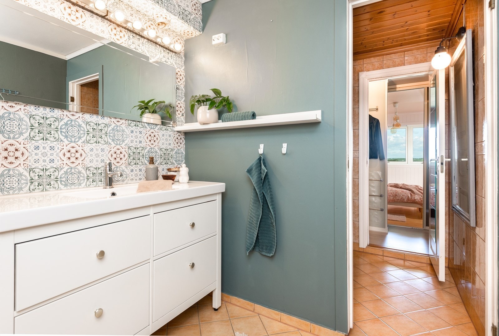 Baderom med dusjkabinett og WC Galleribilde