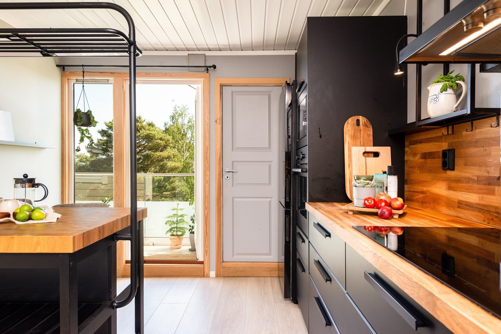 Lite kott/matbod i tilknytning til kjøkkenet Galleribilde