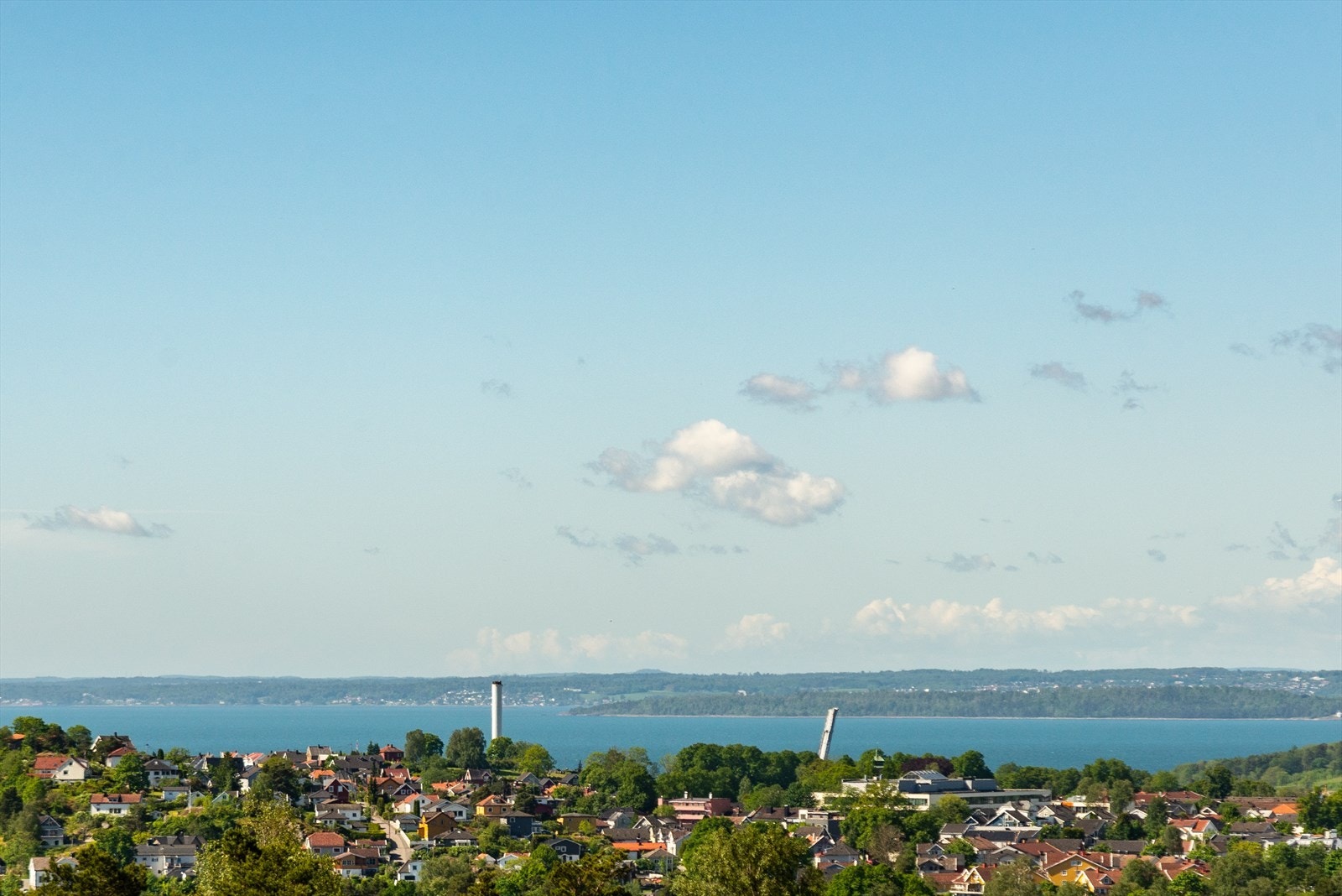 Borettslaget ligger høyt i terrenget og leiligheten har fantastisk utsikt over byen. Meget gode solforhold. Galleribilde