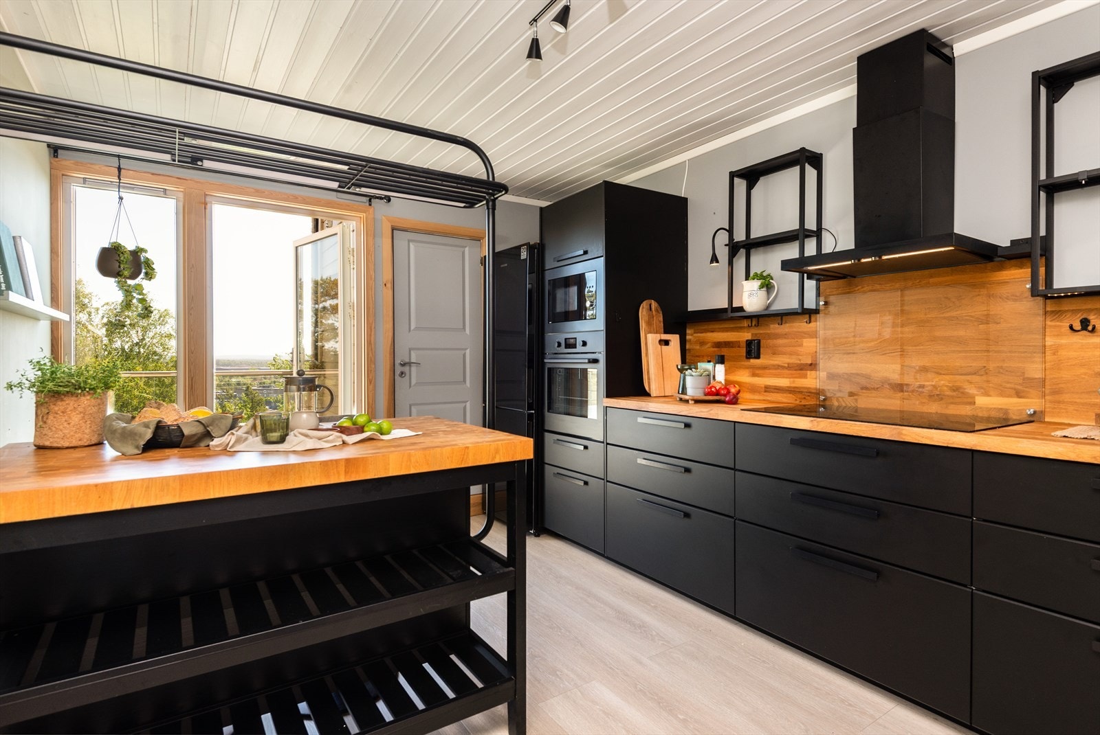 Romslig kjøkken med utgang til frokostterrasse. Galleribilde