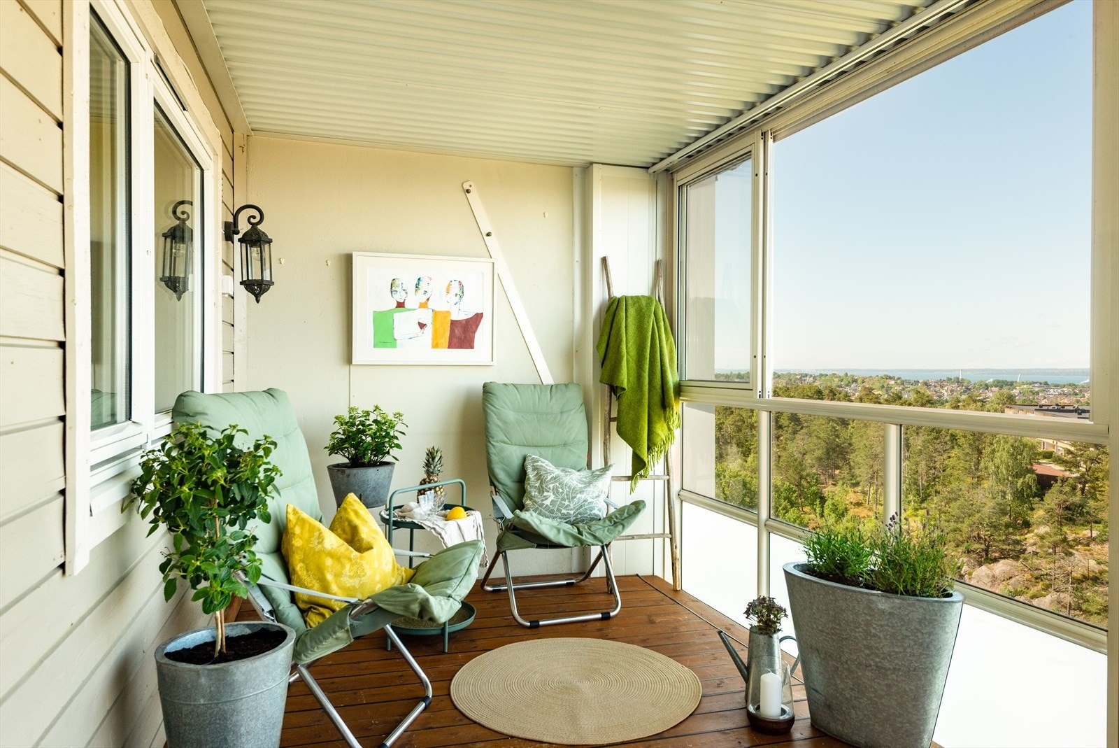 Innglasset balkong med kveldssol og flott utsikt over byen Galleribilde