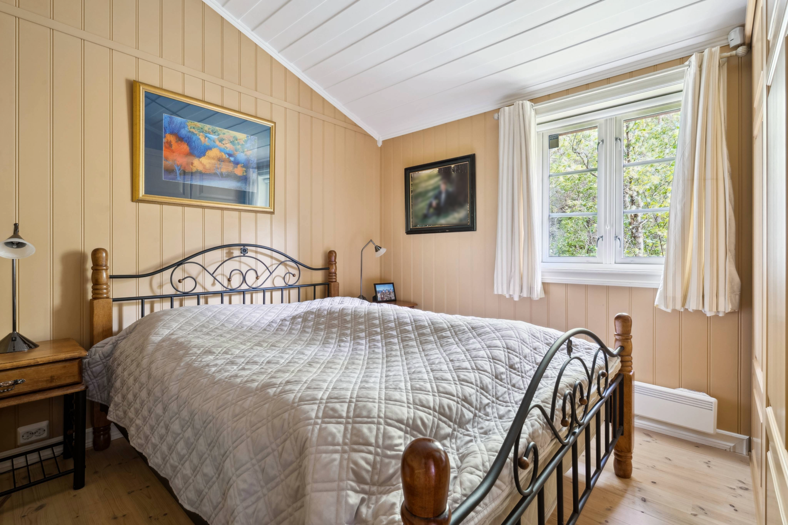 Hytta ligger tilbaketrekt fra resten av hyttefeltet, som sørger for at soverommene er fri for gjennomgangsstøy. Galleribilde