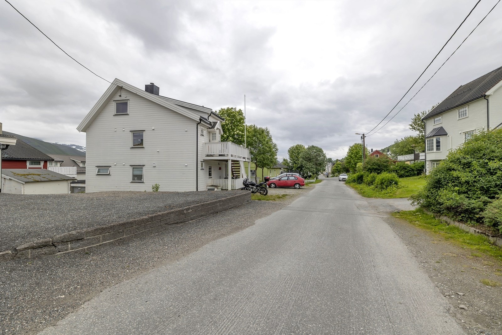 Boligen ligger i en rolig gate uten mye gjennomgangstrafikk Galleribilde