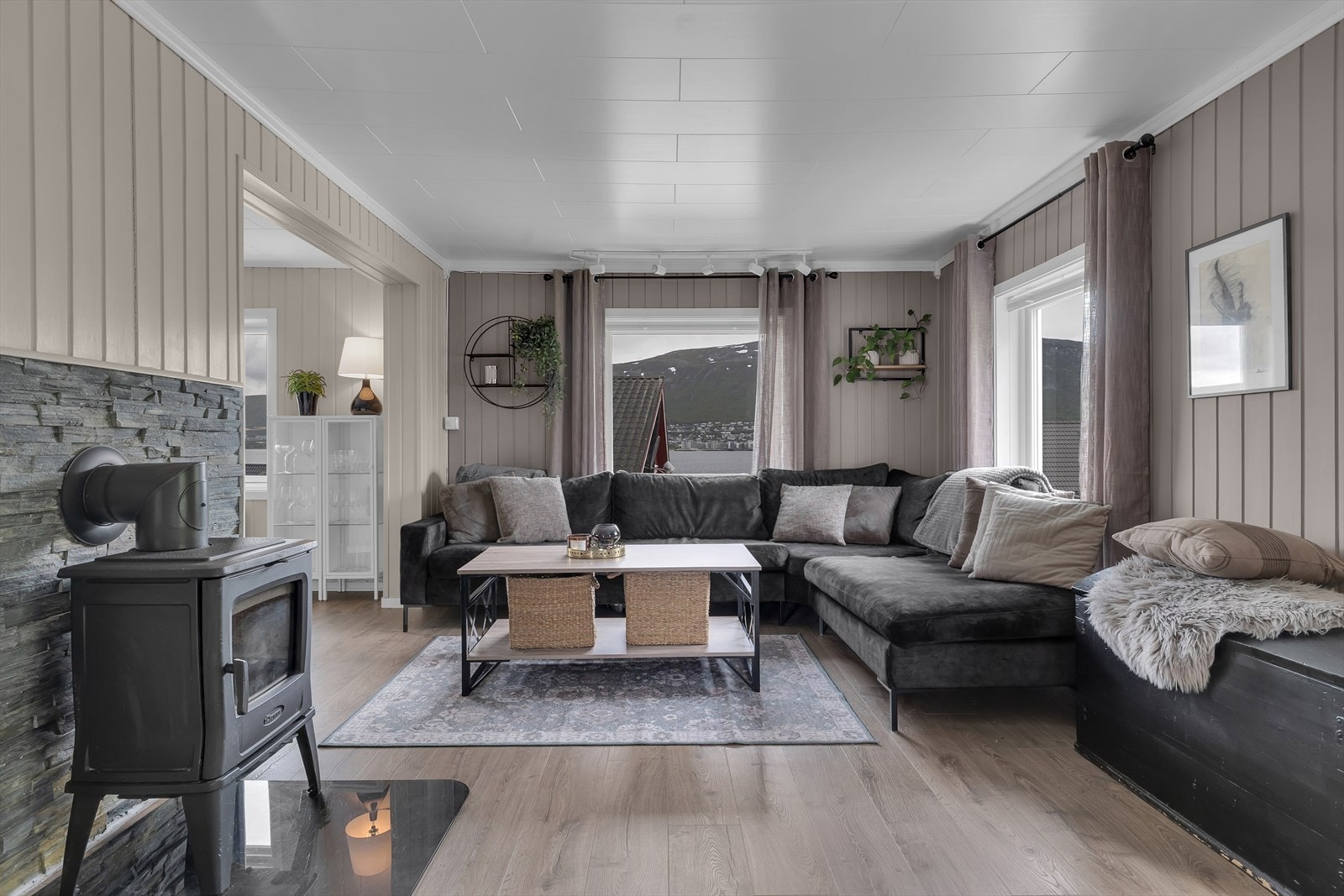 Vedfyrt peis Galleribilde