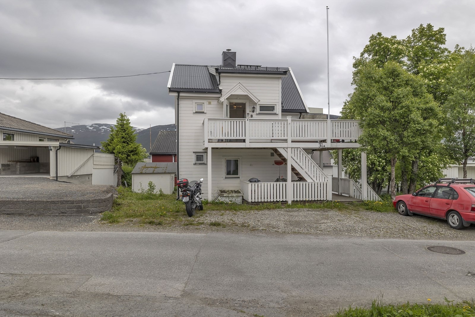 Plass til tre biler på parkeringen Galleribilde