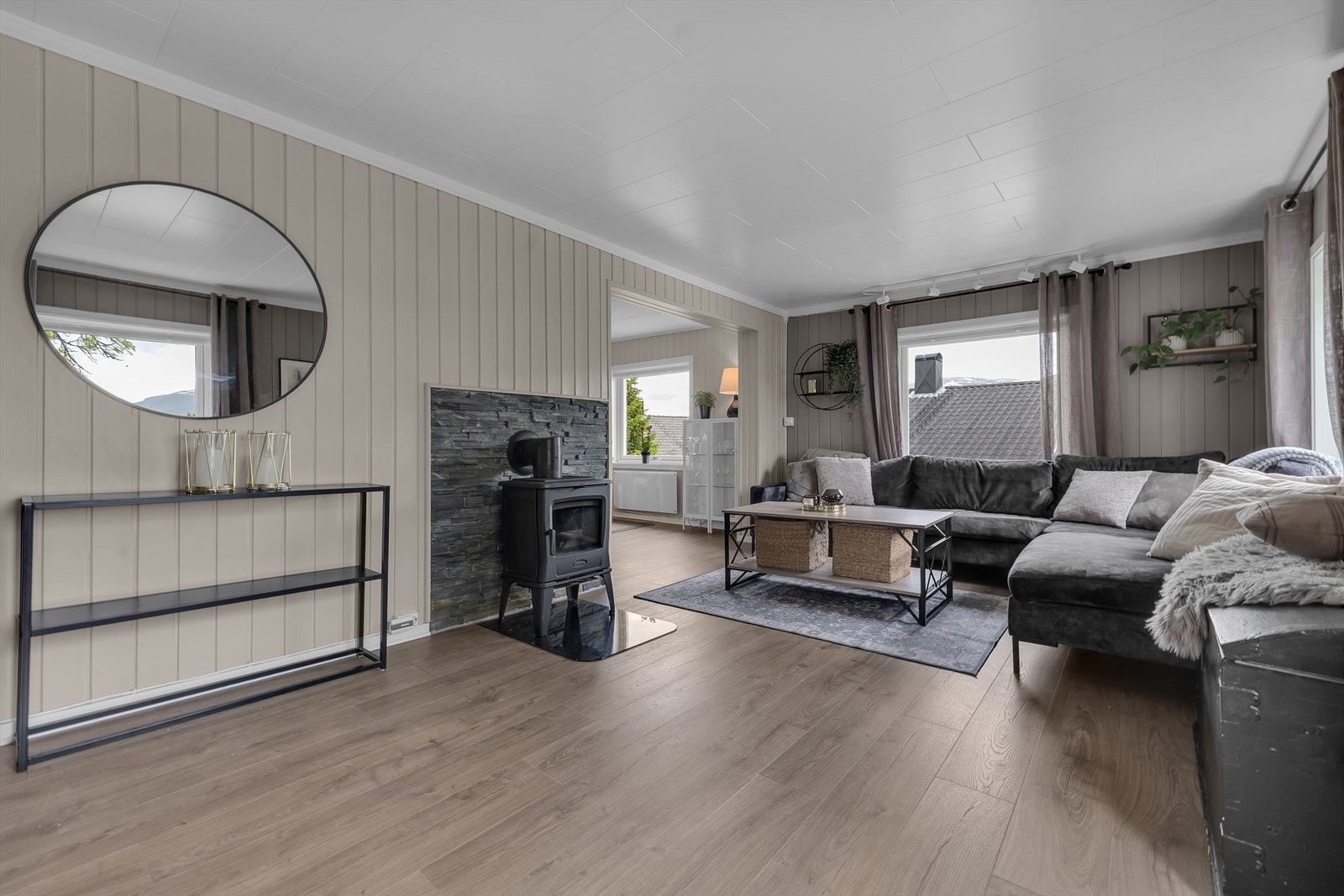 Romslig stue med mye lysinnslipp Galleribilde