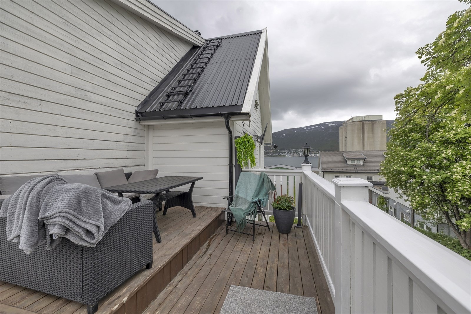 Fin sørvendt veranda utenfor inngangsparti Galleribilde