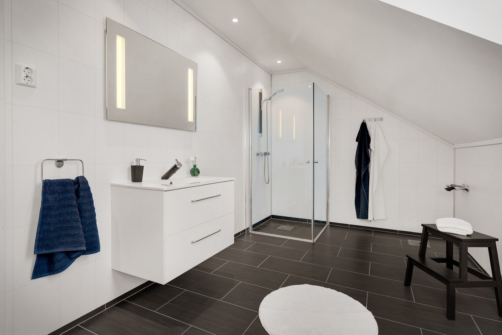 Flott bad i loftsetasjen Galleribilde