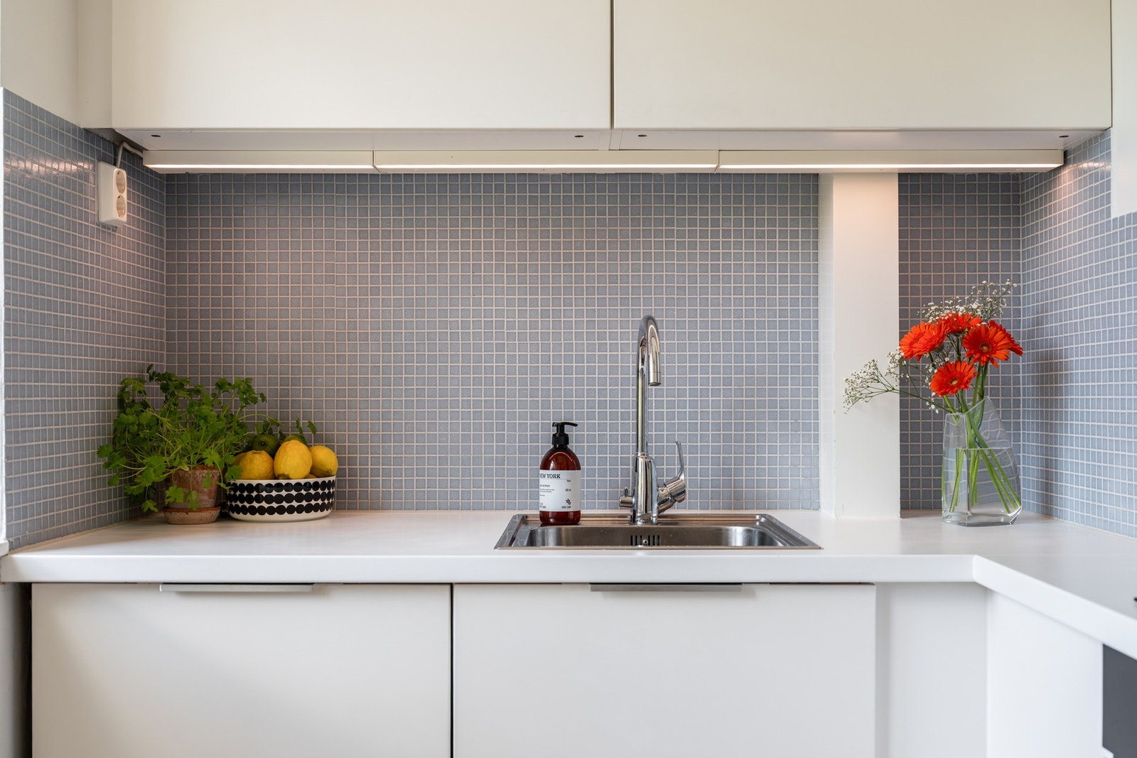 Fliser over benk og slette fronter gir et pent og tidløst uttrykk. Galleribilde