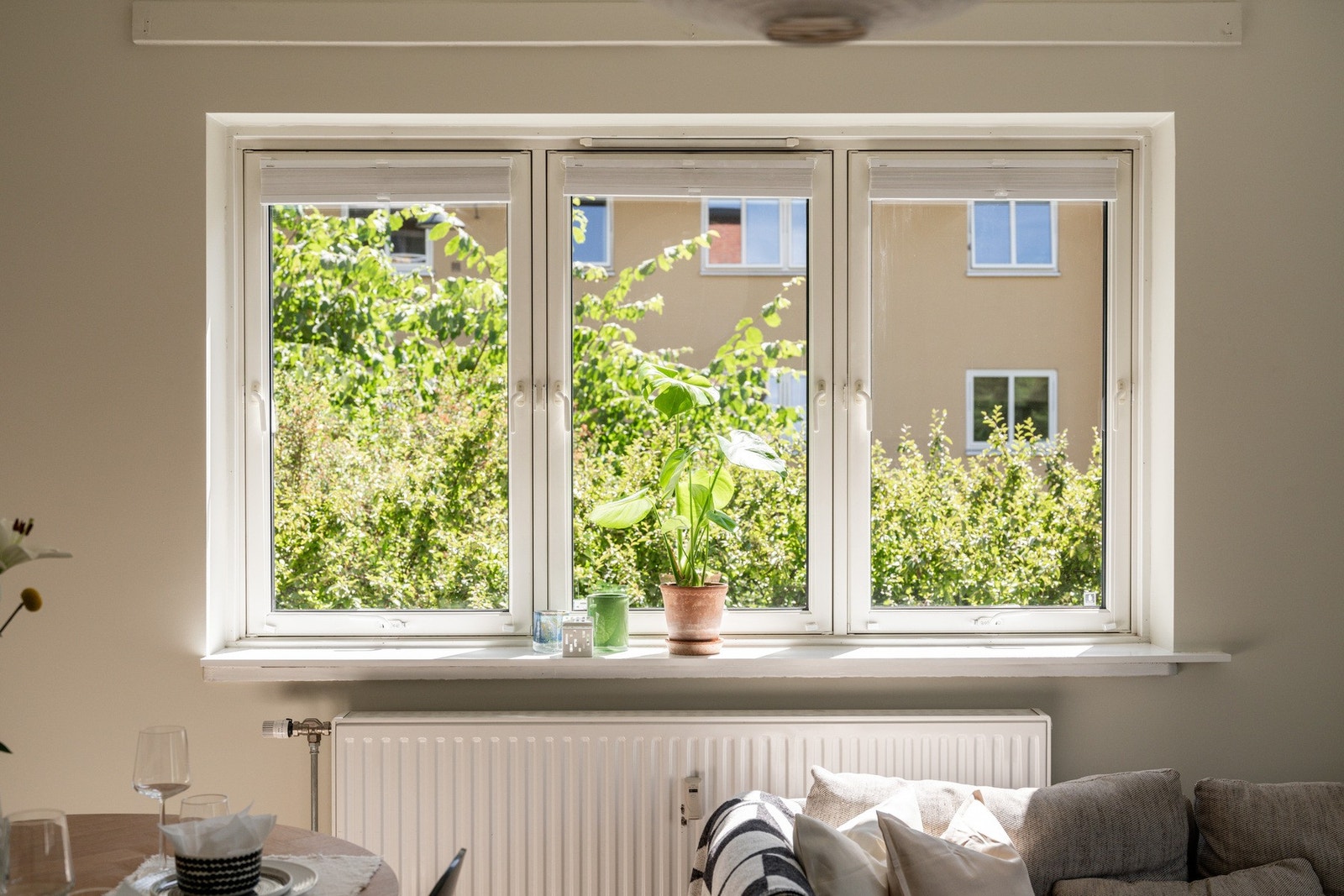 Stuen ligger skjermet til i høy 1. etasje, med lite innsyn og flott utsyn fra vinduer fra 2016. Galleribilde