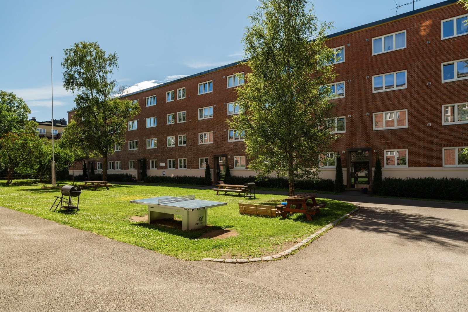 Felles uteplass med grillmuligheter, sittebenker og bordtennisbord, perfekt for sommerdager med venner og familie! Galleribilde