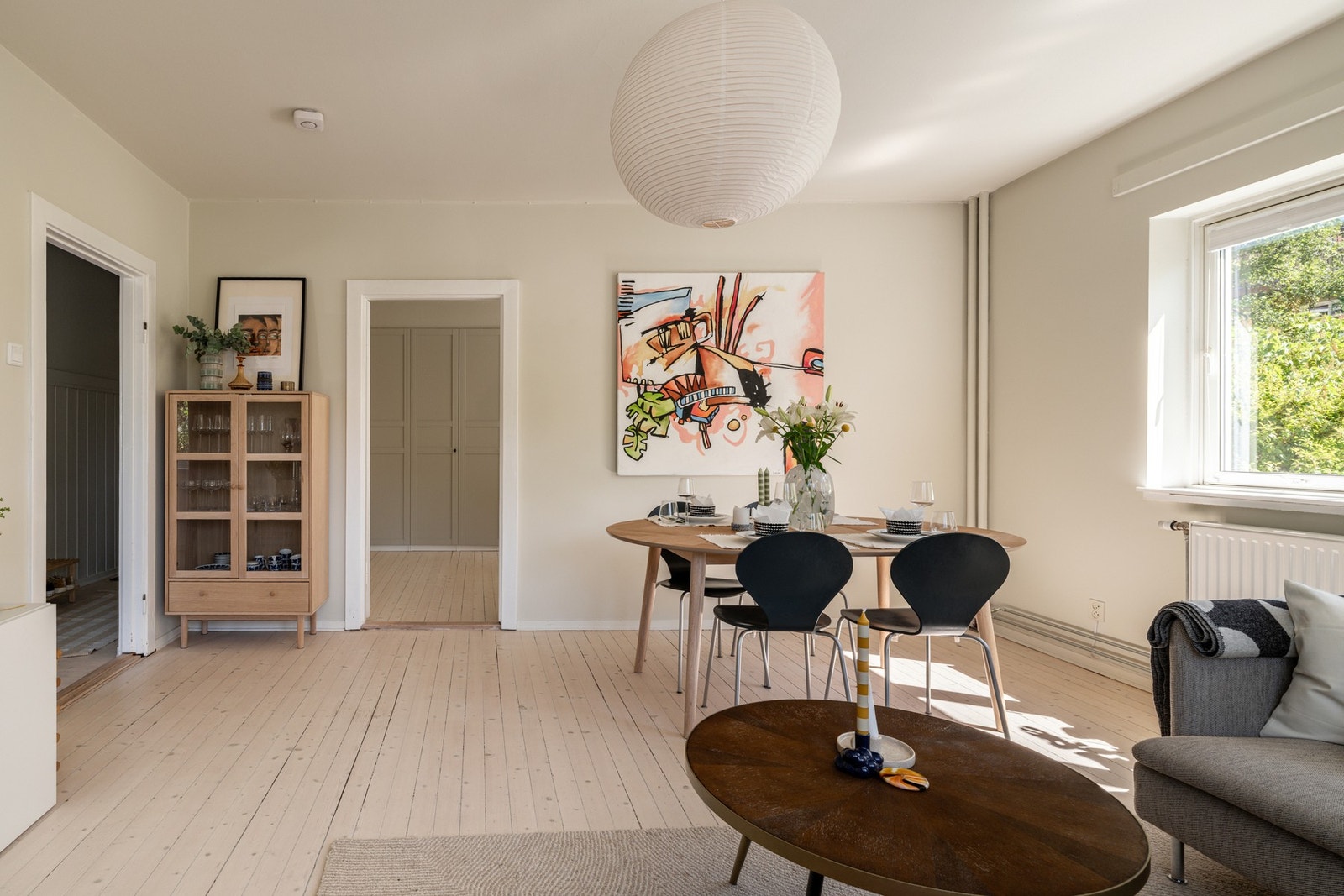 Denne leiligheten byr blant annet på lekre detaljer, et moderne fargepallette og god takhøyde. Galleribilde