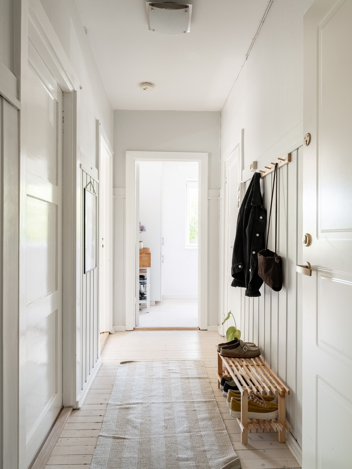 Leiligheten ønsker deg velkommen med en innbydende og luftig entré. Galleribilde