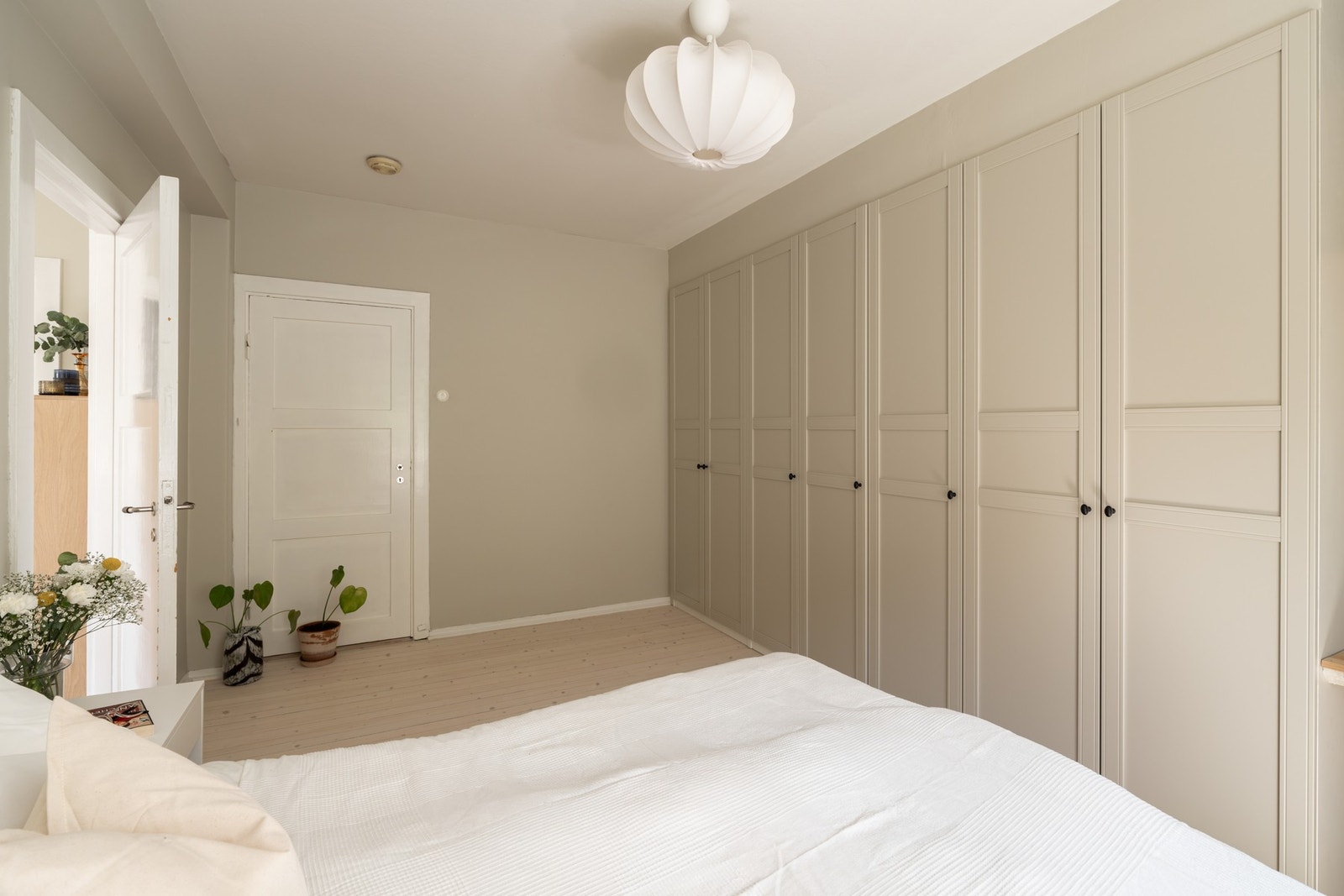 Innebygget garderobeskap gir rikelig med lagringsplass og et ryddig uttrykk. Galleribilde