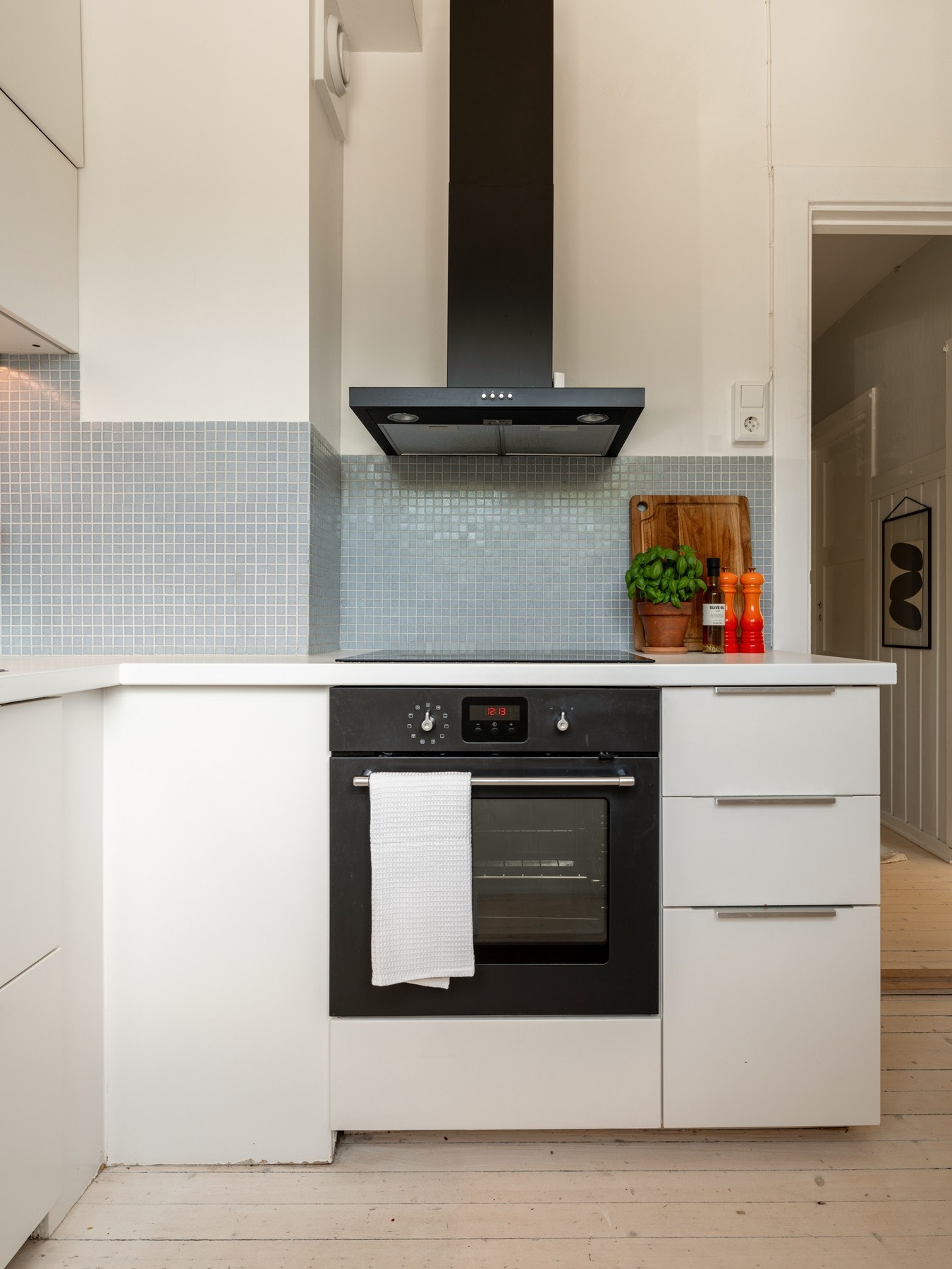 Kjøkkenet har integrert kjøl/frys, stekeovn, platetopp og oppvaskmaskin. Alt dette medfølger. Galleribilde