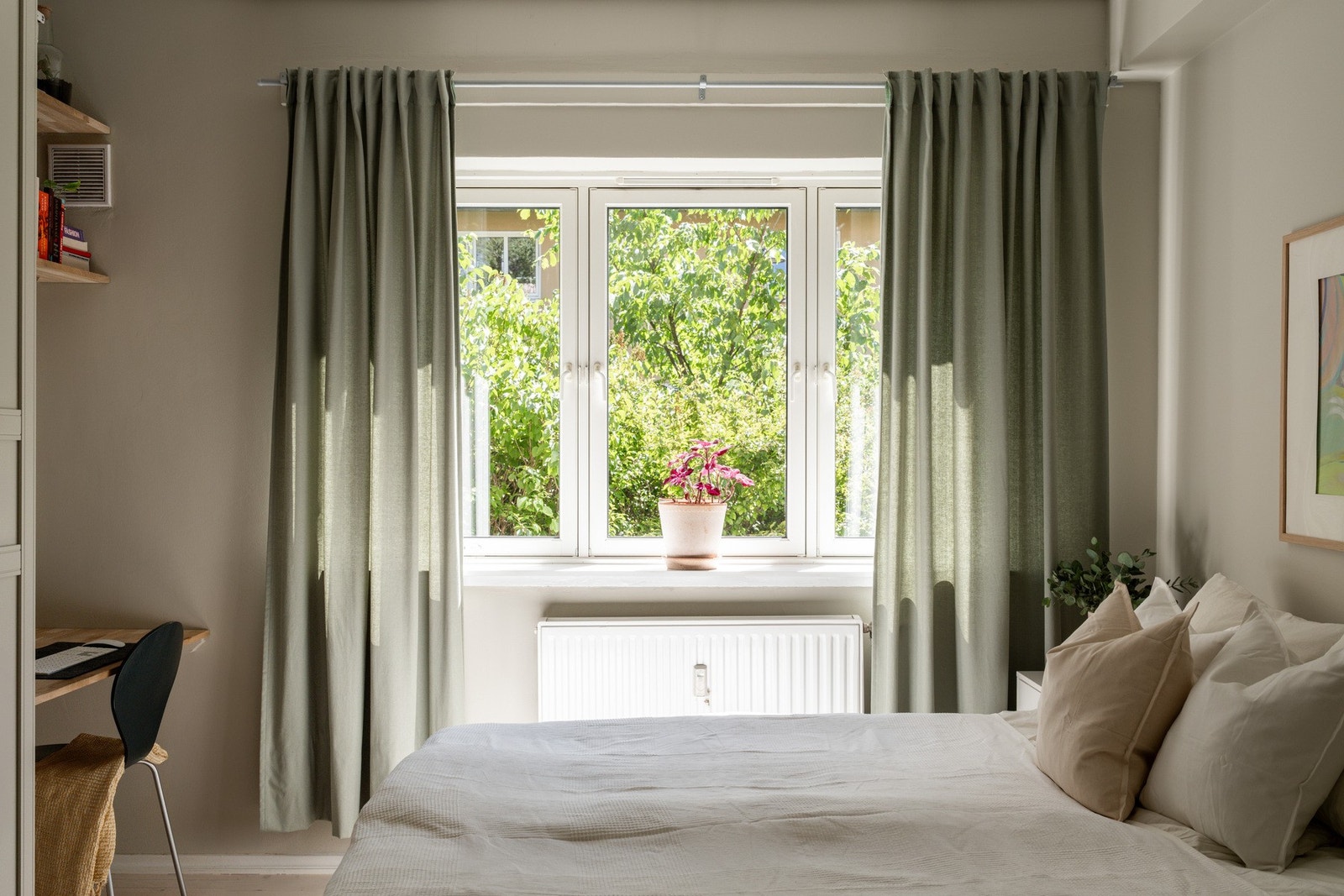 Soverommet har et frodig og grønt utsyn som skaper en behagelig og avslappende atmosfære. Galleribilde