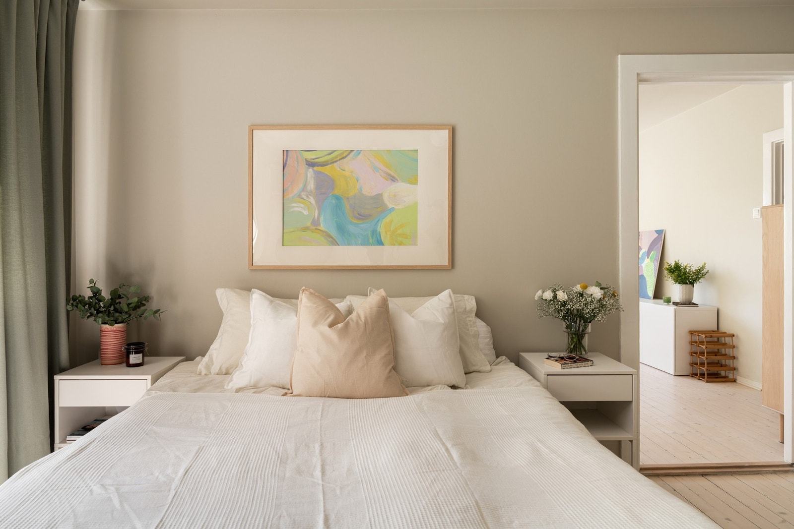 Her er det god plass til dobbeltseng og nattbord. Galleribilde