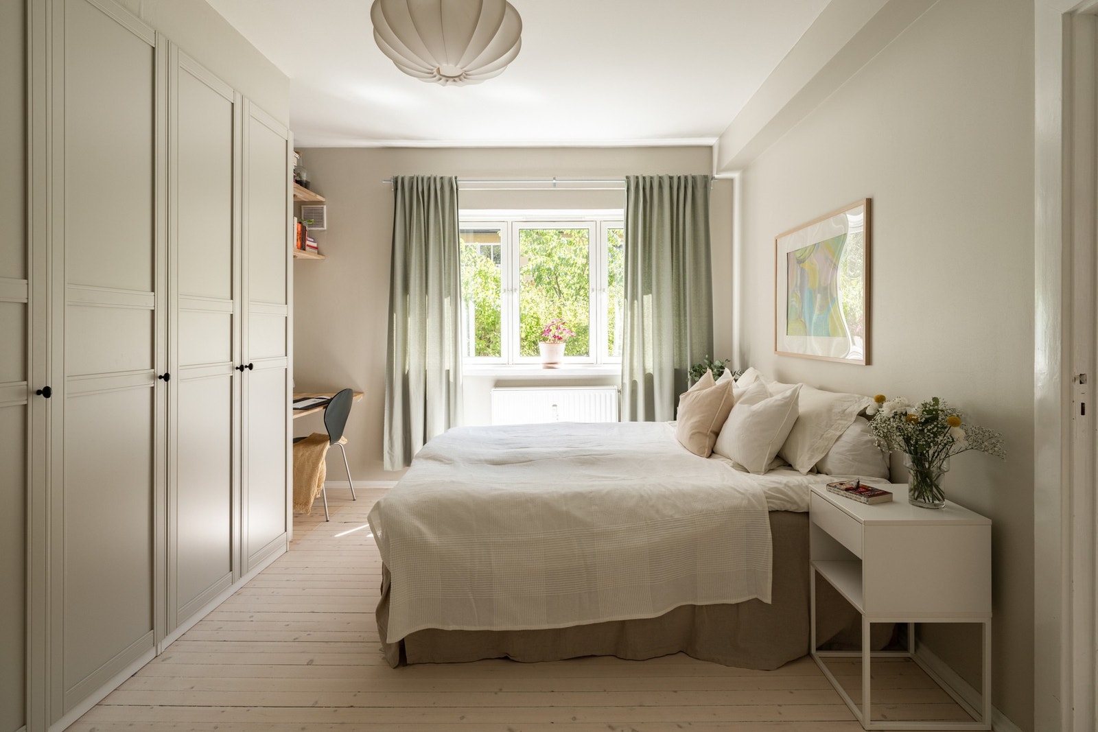 Romslig soverom malt i lune farger som innbyr til ro og hvile. Galleribilde