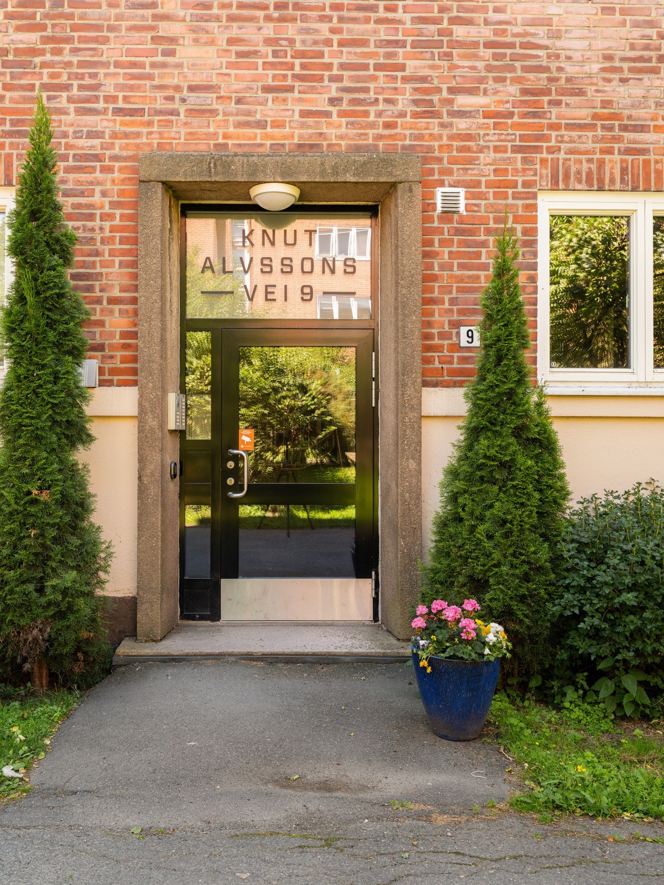 Sameiet har asfalterte gangveier frem til inngangspartiet. Galleribilde