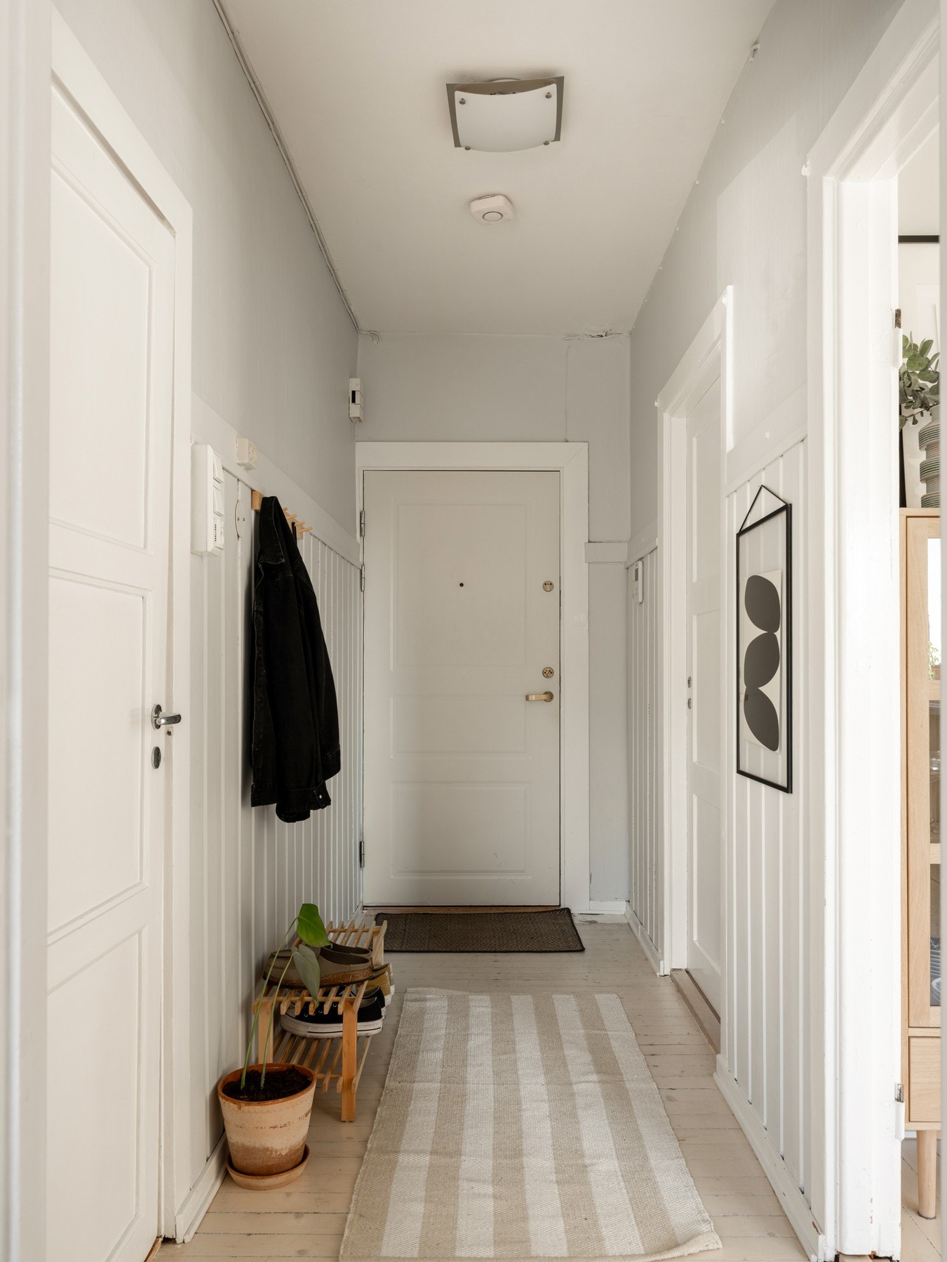 Entréen har praktisk plass til sko og yttertøy, og binder rommene sammen på en smart måte. Galleribilde