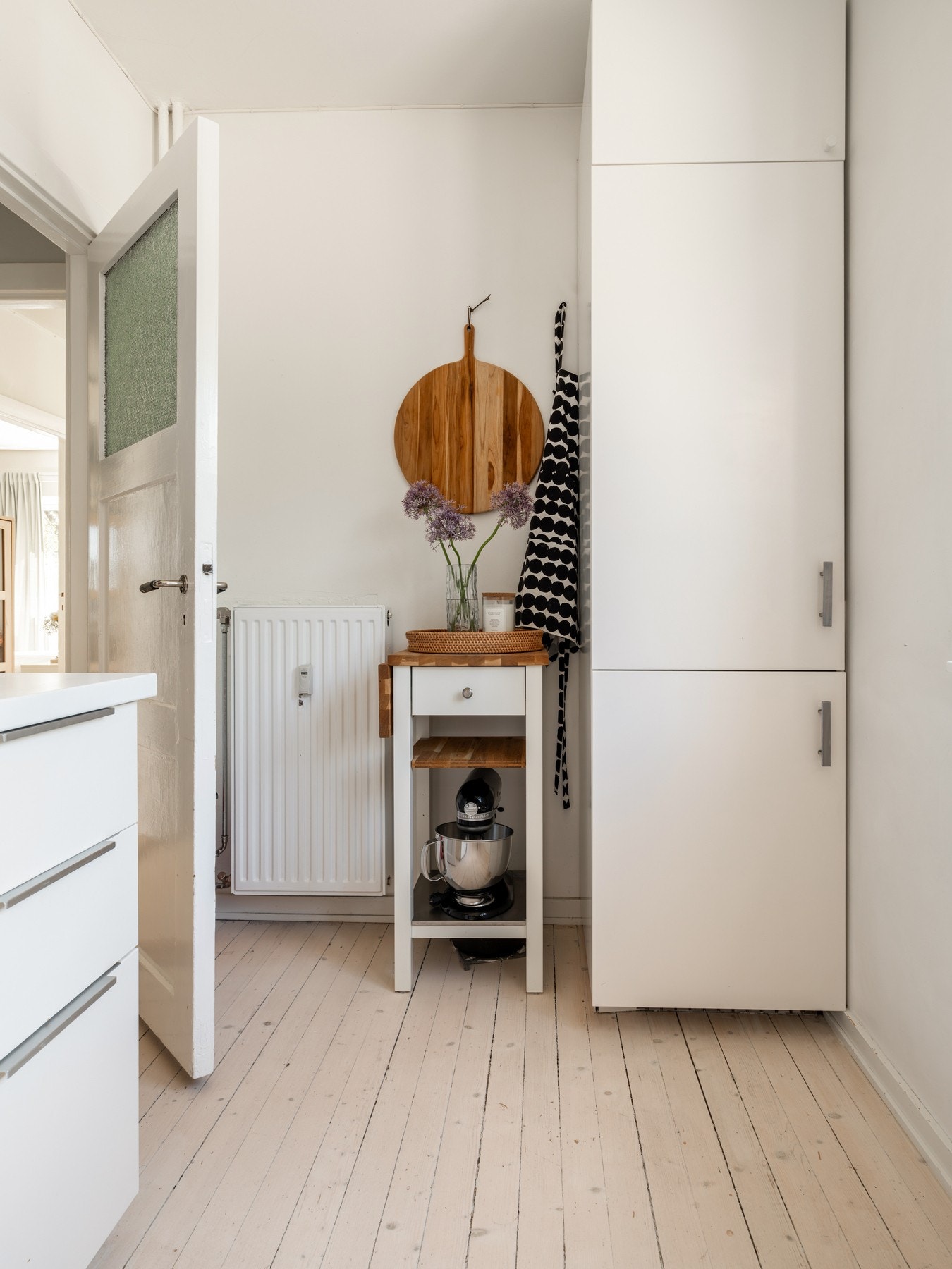 Det separate kjøkkenet gir mulighet for matlaging uten forstyrrelser, samtidig som resten av boligen kan holdes ryddig og fri for matos. Galleribilde