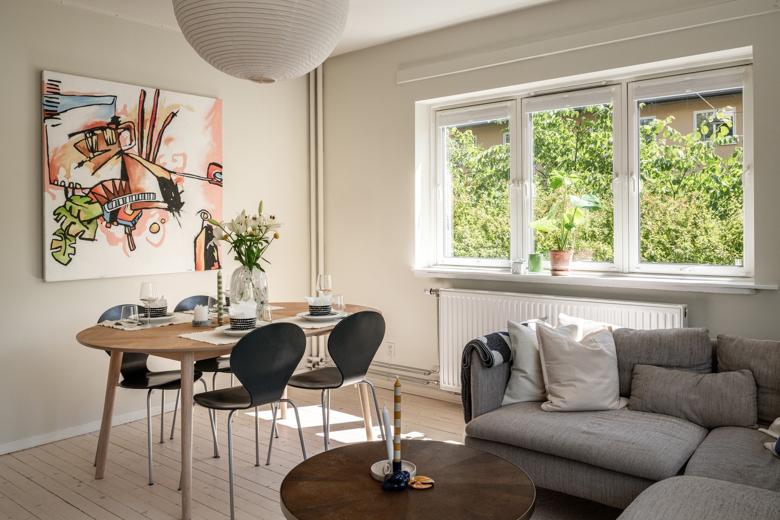 Stuen har en naturlig sone for spisebord, et samlingspunkt for å nyte hyggelige måltider. Galleribilde