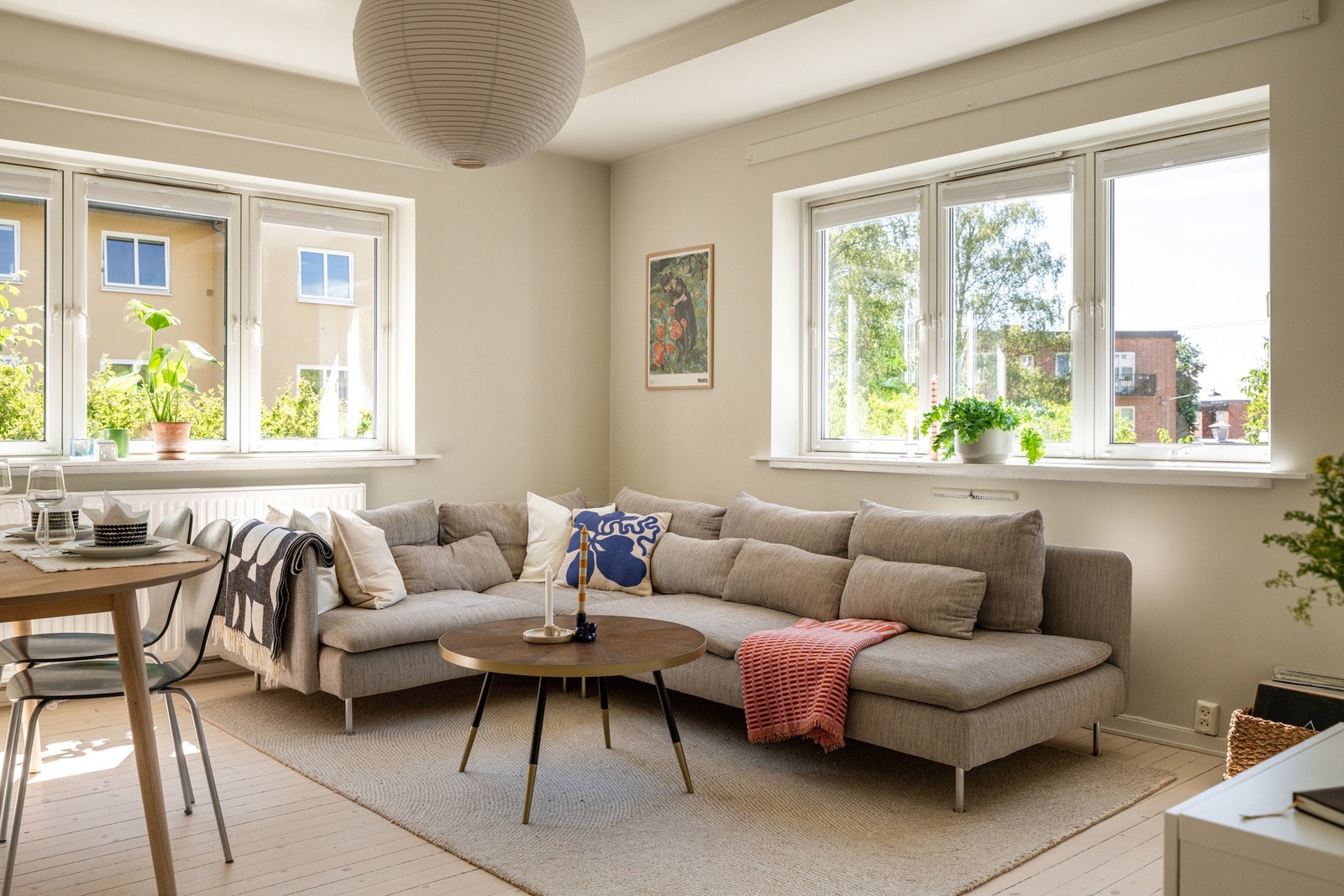 Som hjørneleilighet får du her et ekstra lyst og luftig oppholdsrom med vinduer i to retninger. Galleribilde