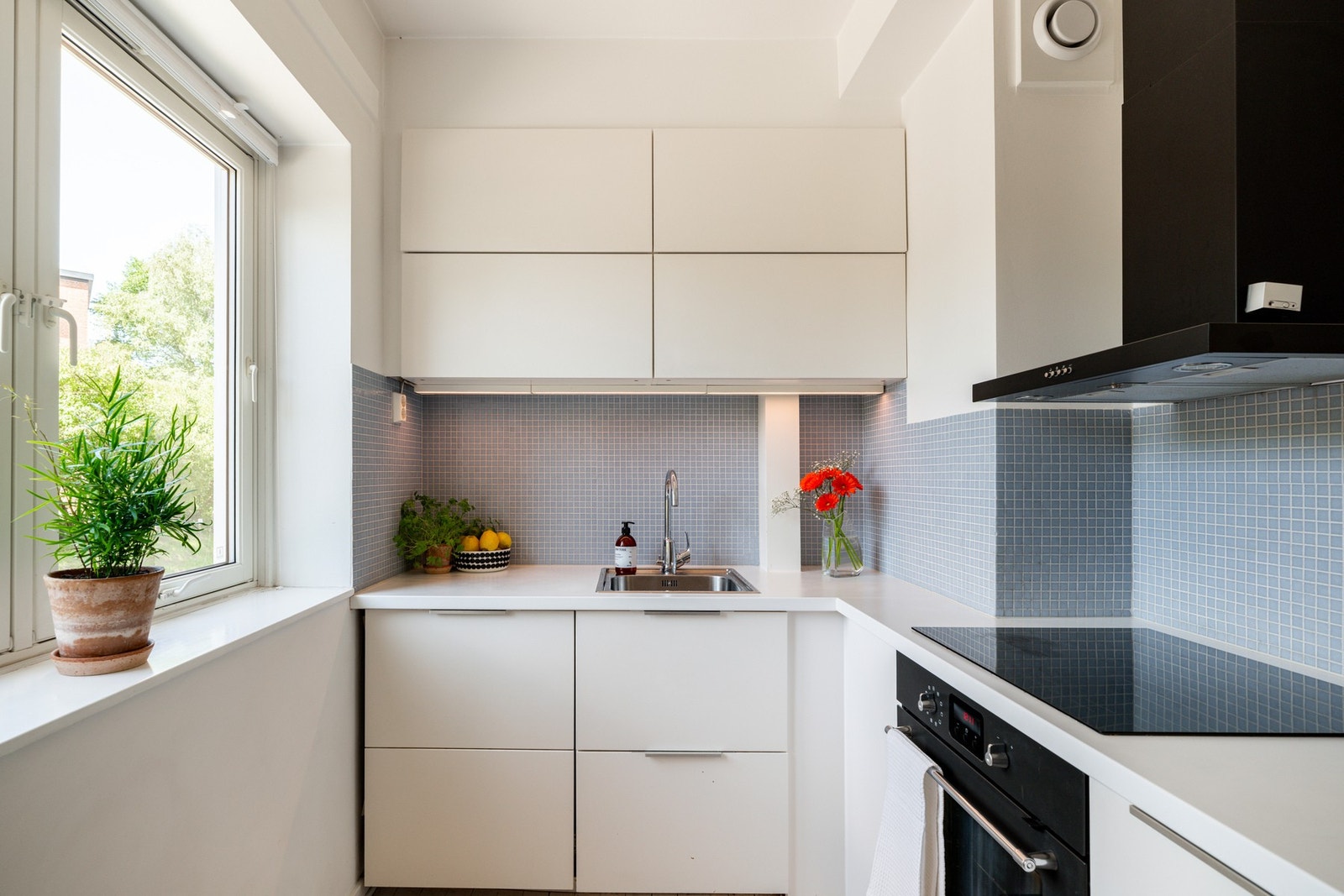 Separat kjøkken med lys og moderne innredning fra 2014. Galleribilde