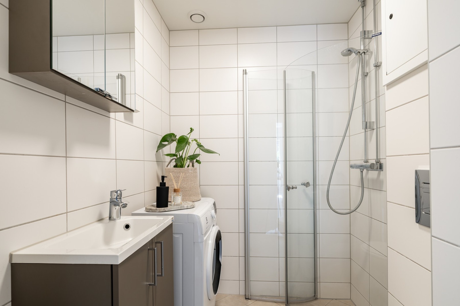 Badet ble pusset opp i 2015 og har både gulvvarme, dusjhjørne med innfellbare glassdører og opplegg for vaskemaskin. Galleribilde