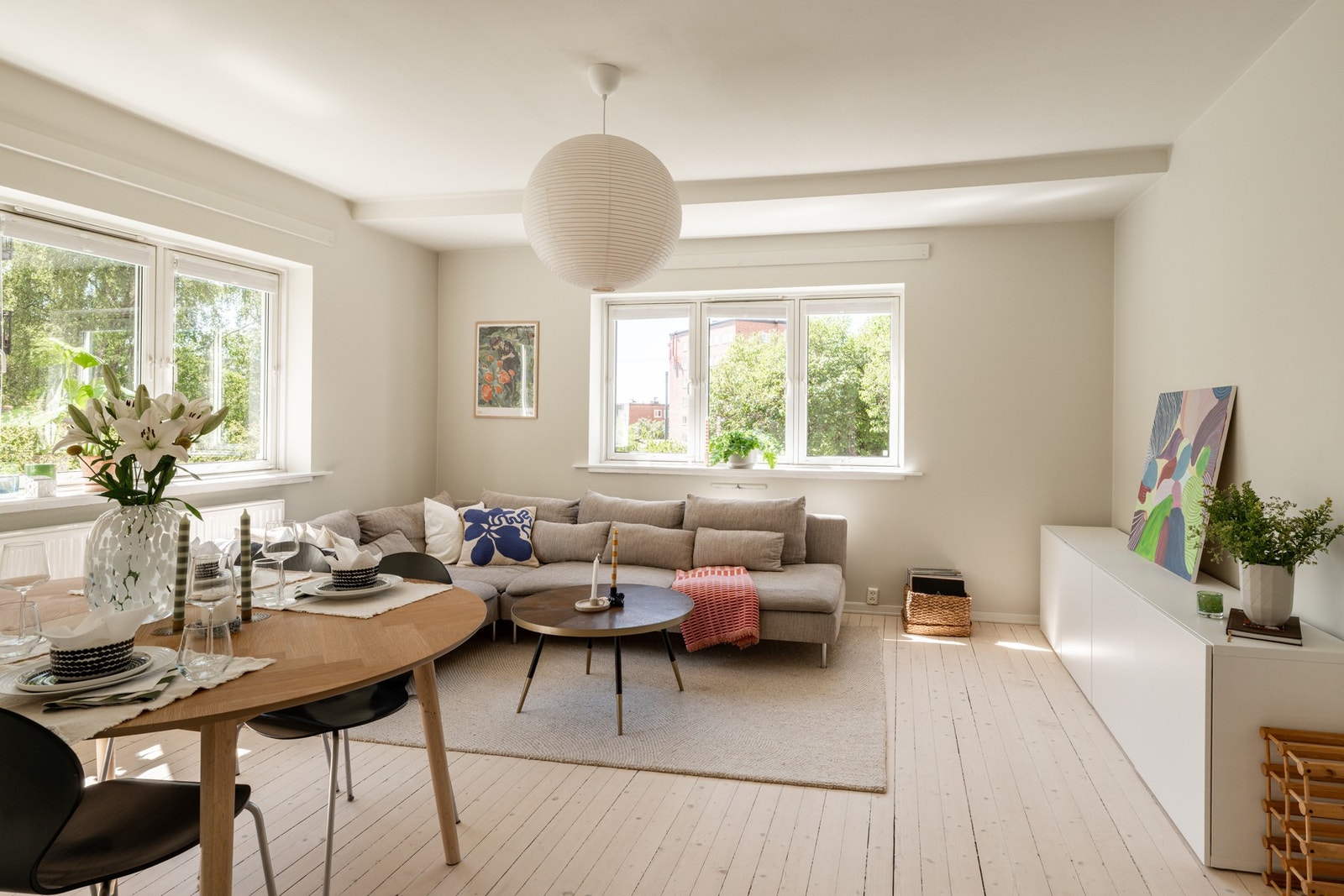 Først inn i boligens naturlige midtpunkt - den lyse og romslige stuen. Galleribilde