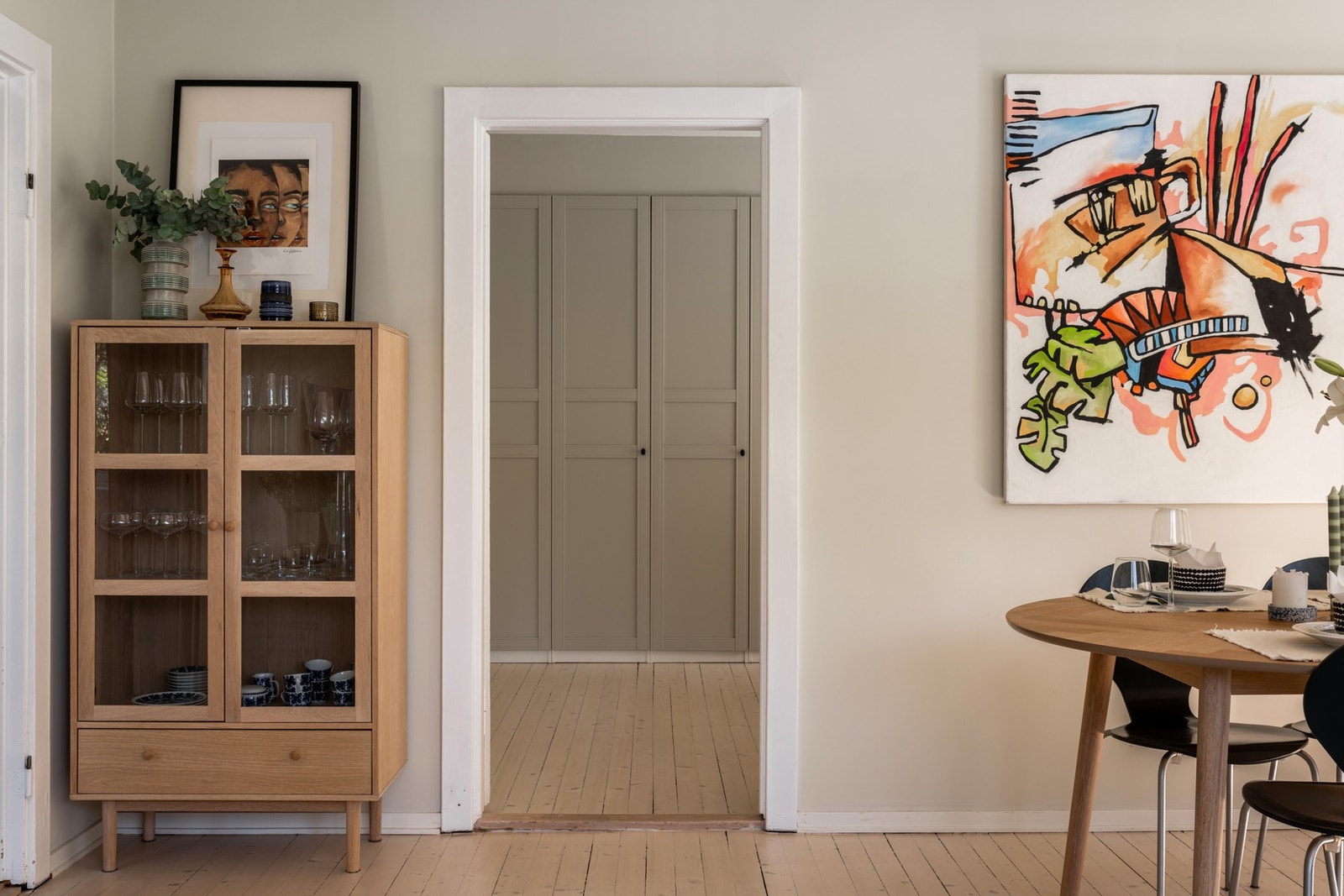 Videre tar vi turen inn til soverommet, som ligger lett tilgjengelig med adkomst fra både stuen og entréen. Galleribilde