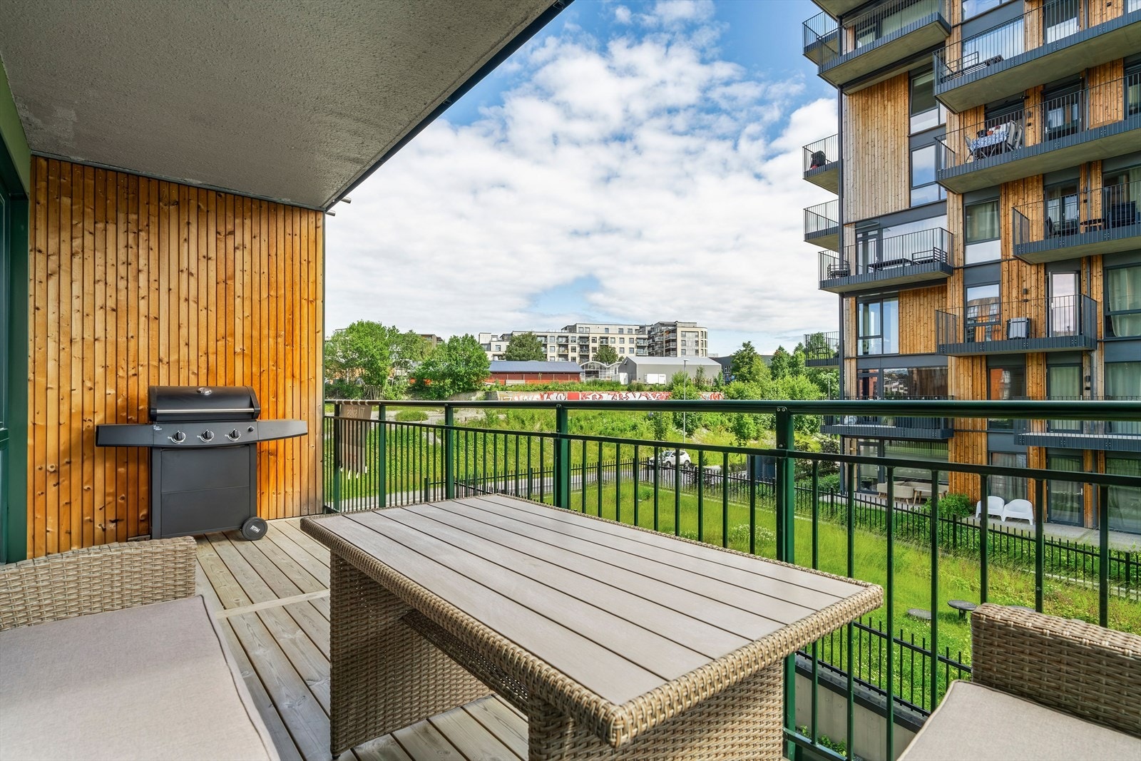 Utenfor stuen har leiligheten en overbygd balkong på ca. 11 kvm, en fin romforlengelse i sommerhalvåret. Galleribilde