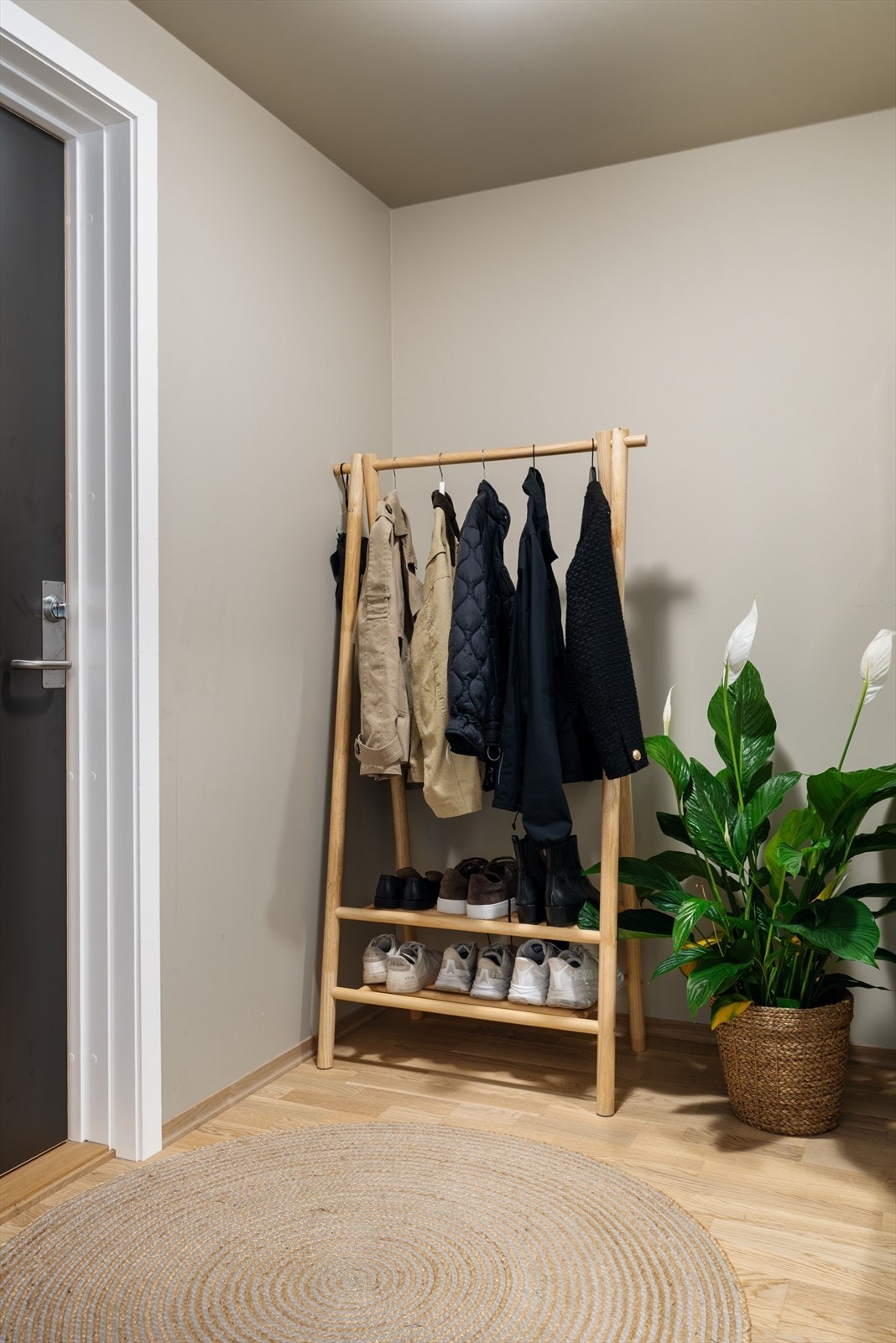 Man ønskes velkommen inn i entréen, hvor det er mulig å henge fra seg, samt plassere skoene. Galleribilde
