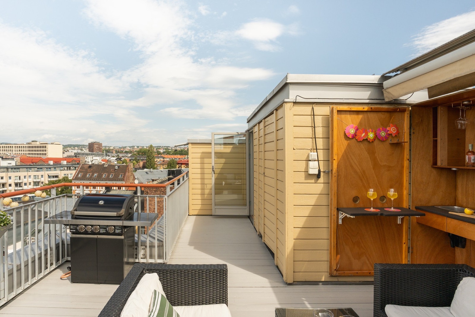 En toppleilighet med solrik takterrasse på hele 22 kvm med utsikt mot Holmenkollen! Galleribilde