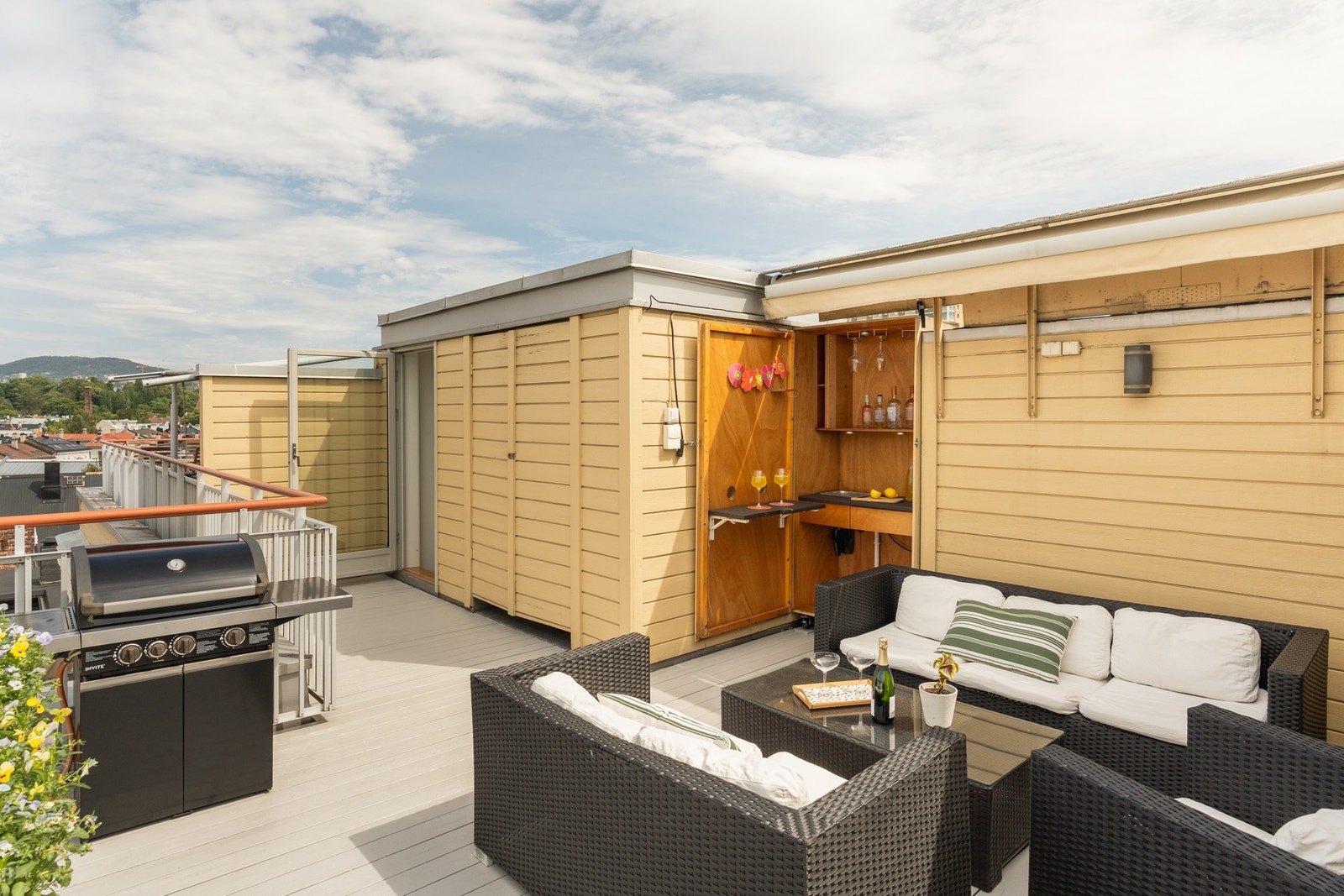 Takterrassen har sol fra kl. 12 på formiddagen og til solnedgang. Galleribilde